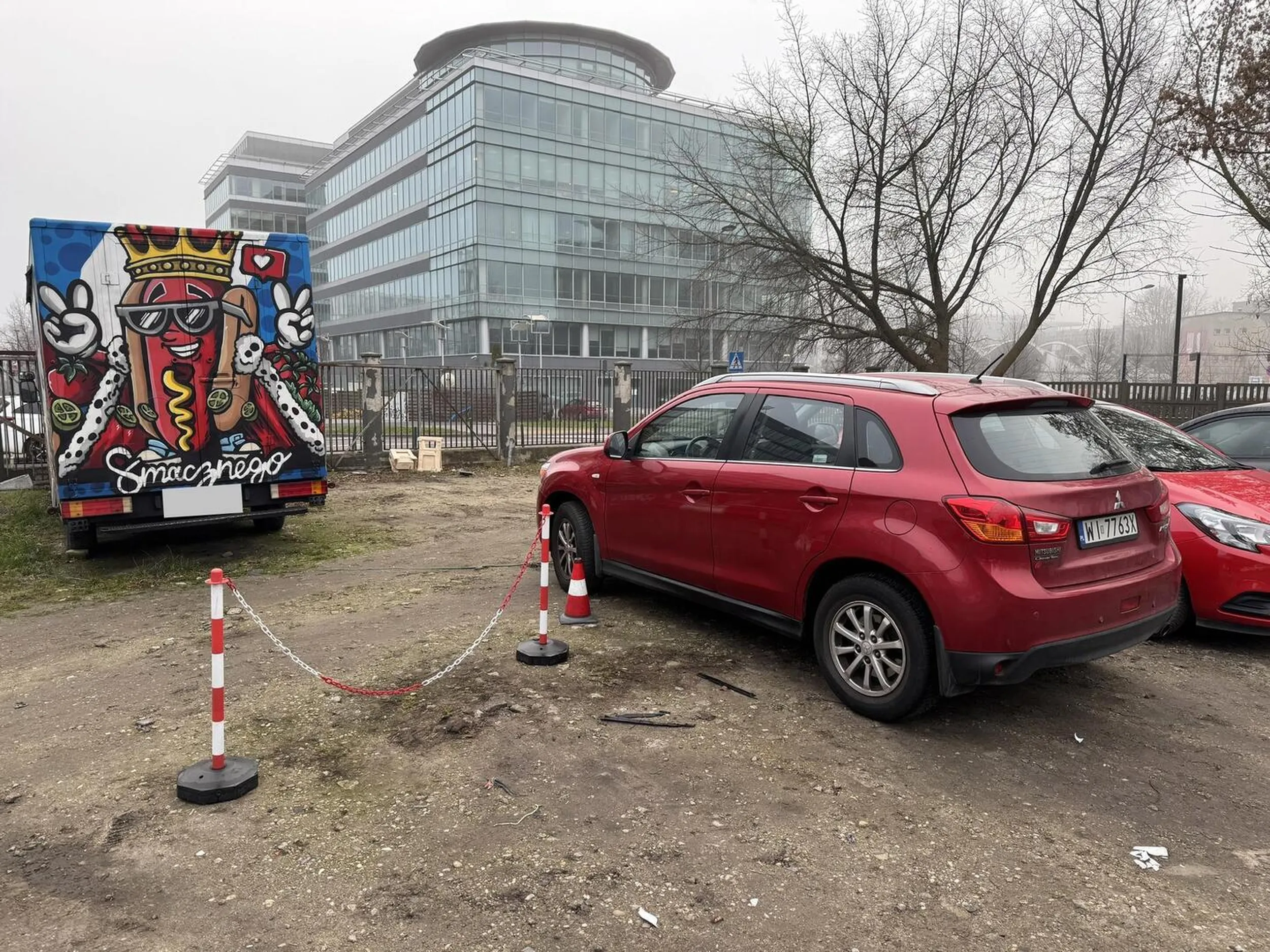 Naucz się parkować albo przestań jeździć samochodem. Zablokowałaś 5 miejsc gdzie można zaparkować i stanęłaś na środku.
