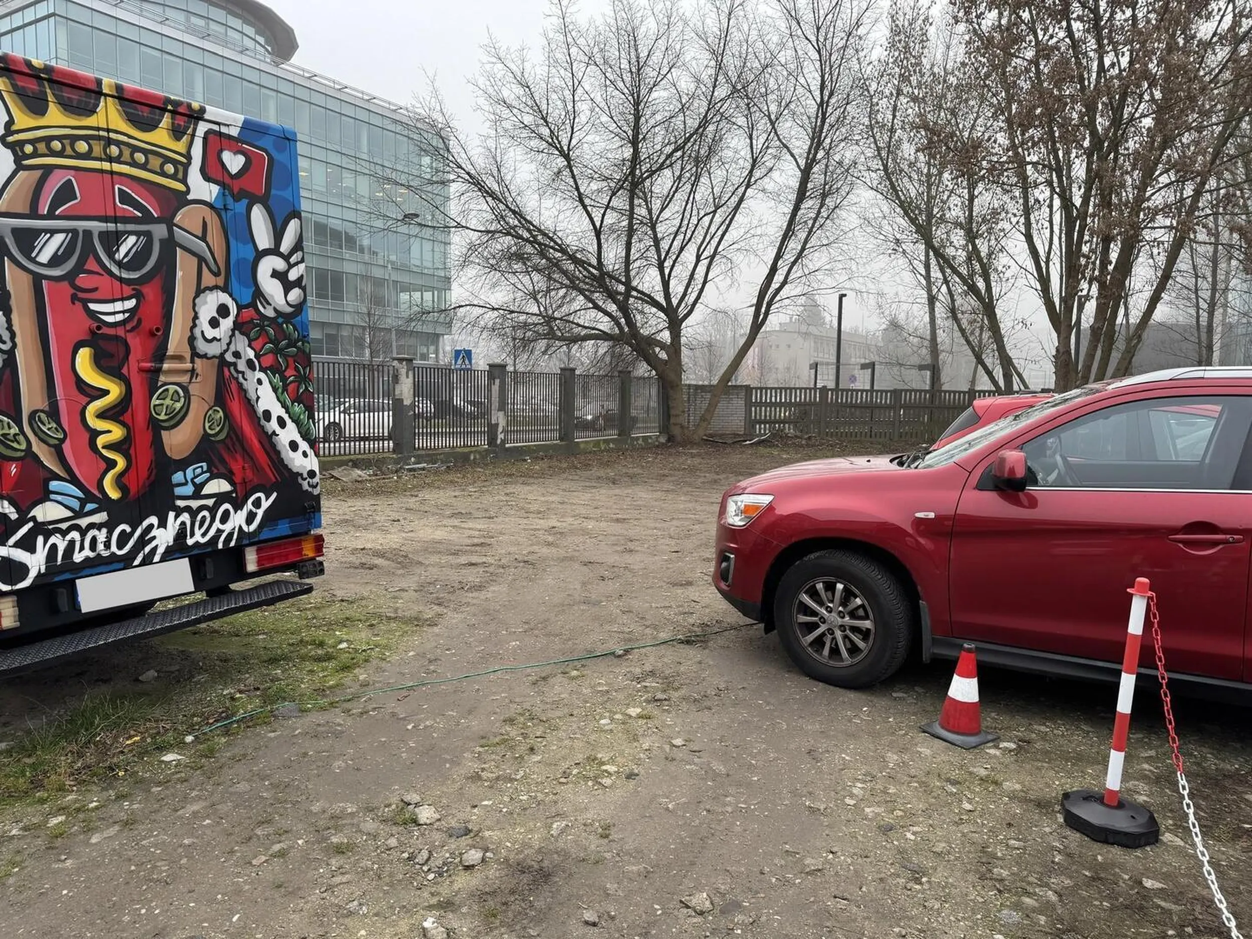 Naucz się parkować albo przestań jeździć samochodem. Zablokowałaś 5 miejsc gdzie można zaparkować i stanęłaś na środku.