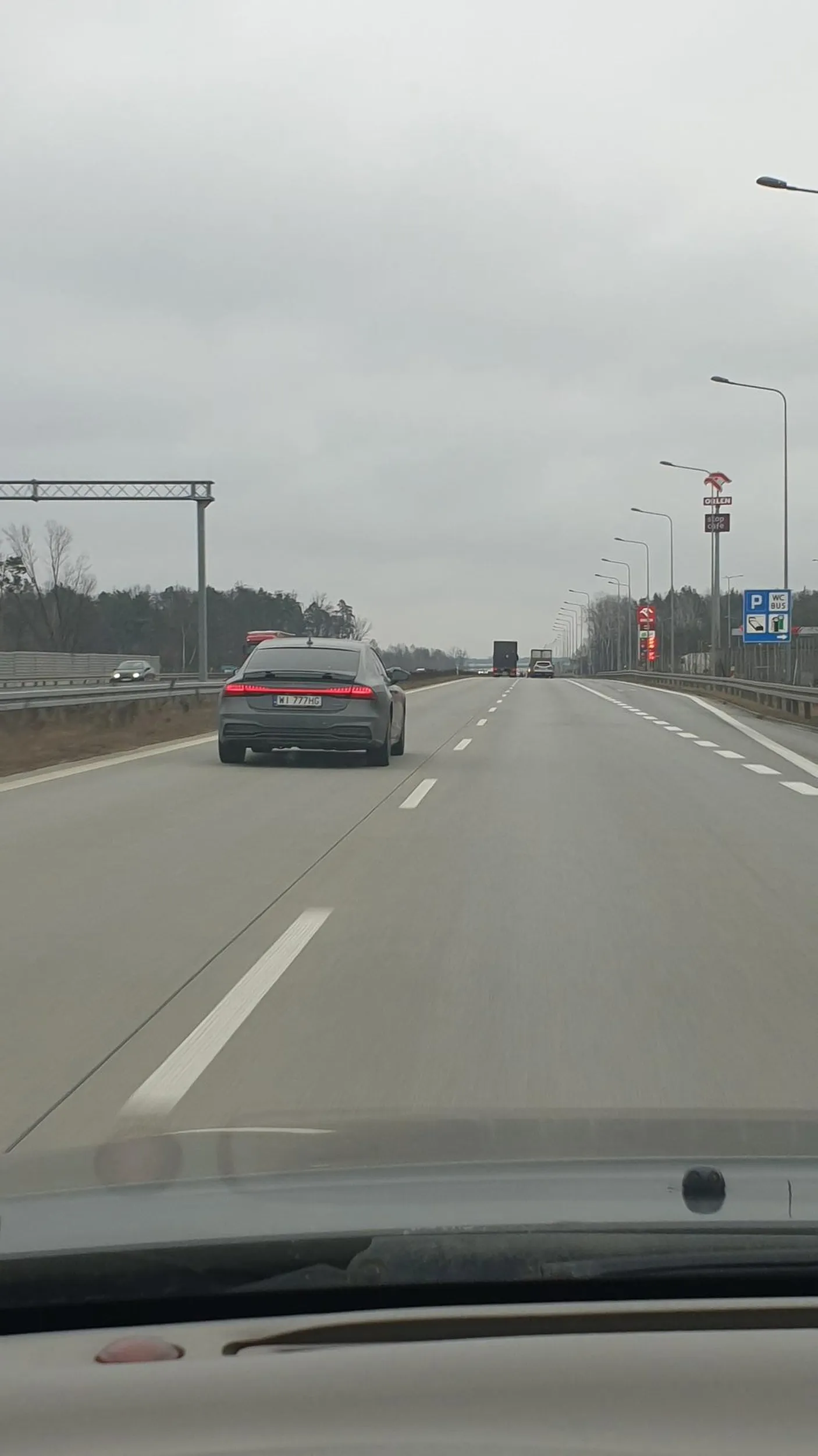 Przesiądź sie na pks jak nie wiesz, że lewy pas służy do wyprzedzania.