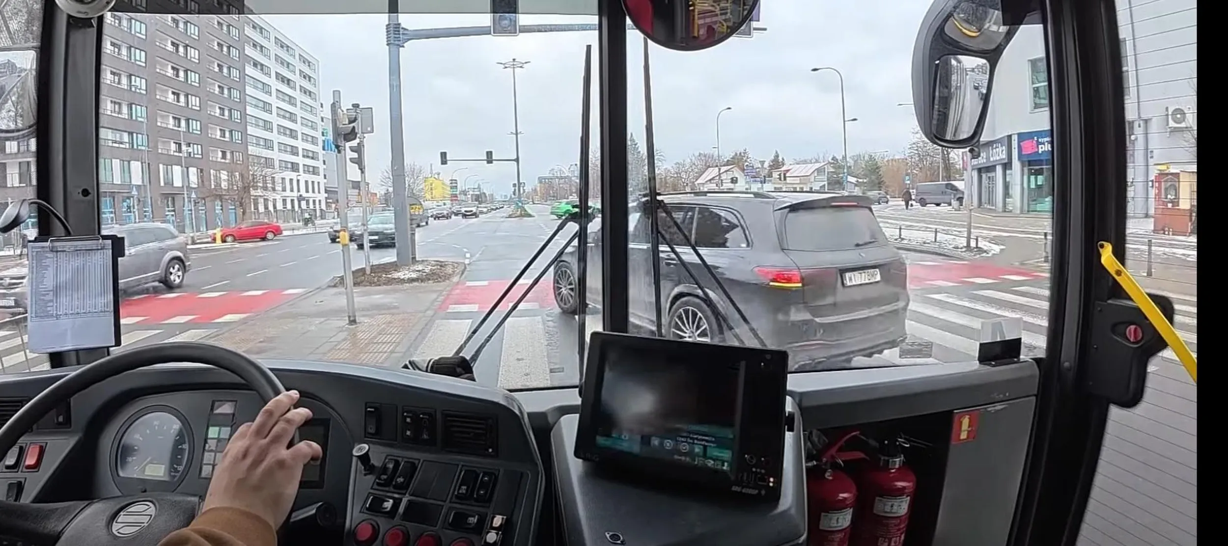 Zdjęcie mówi chyba wszystko o kulturze tego kierowcy i co mu z butków wychodzi. Polisa: 920046491213 Dla pojazdu: MERCEDES-BENZ GLS 580 4MATIC Zakład odpowiedzialny: TOWARZYSTWO UBEZPIECZEŃ I REASEKURACJI WARTA S.A. Adres: rondo I. Daszyńskiego 1, 00-843 Warszawa