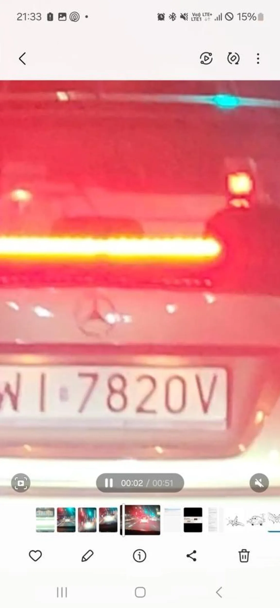 Gościu kilkukrotnie zajezdżał mi drogę przyhamowywał jakby chciał wymusić stłuczkę. Potem, odjechał i jezdzil miedzy samochodami slalomem. Baliśmy się że to jakiś warjat.na prochach albo wyłudzacz.