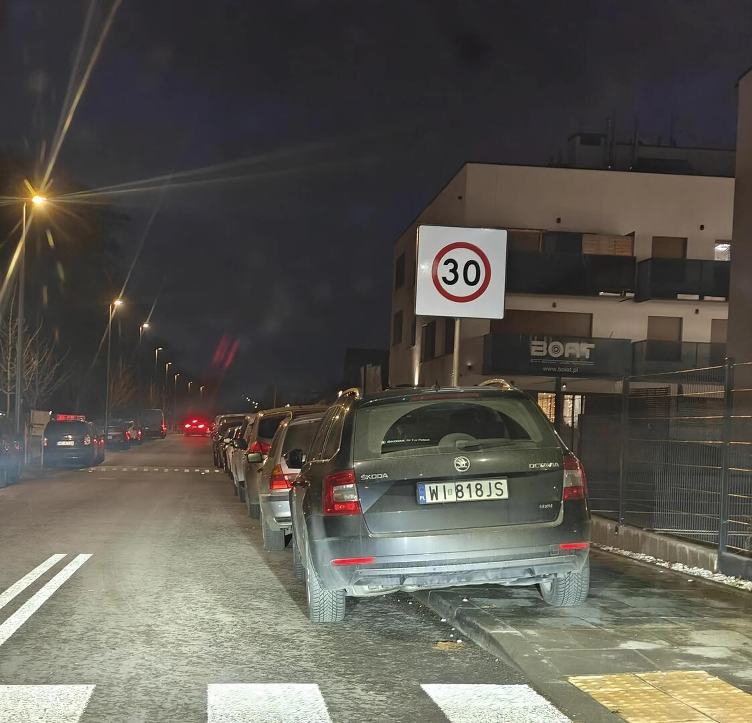 Piękne parkowanie koło szkoły zasłaniając całe przejście