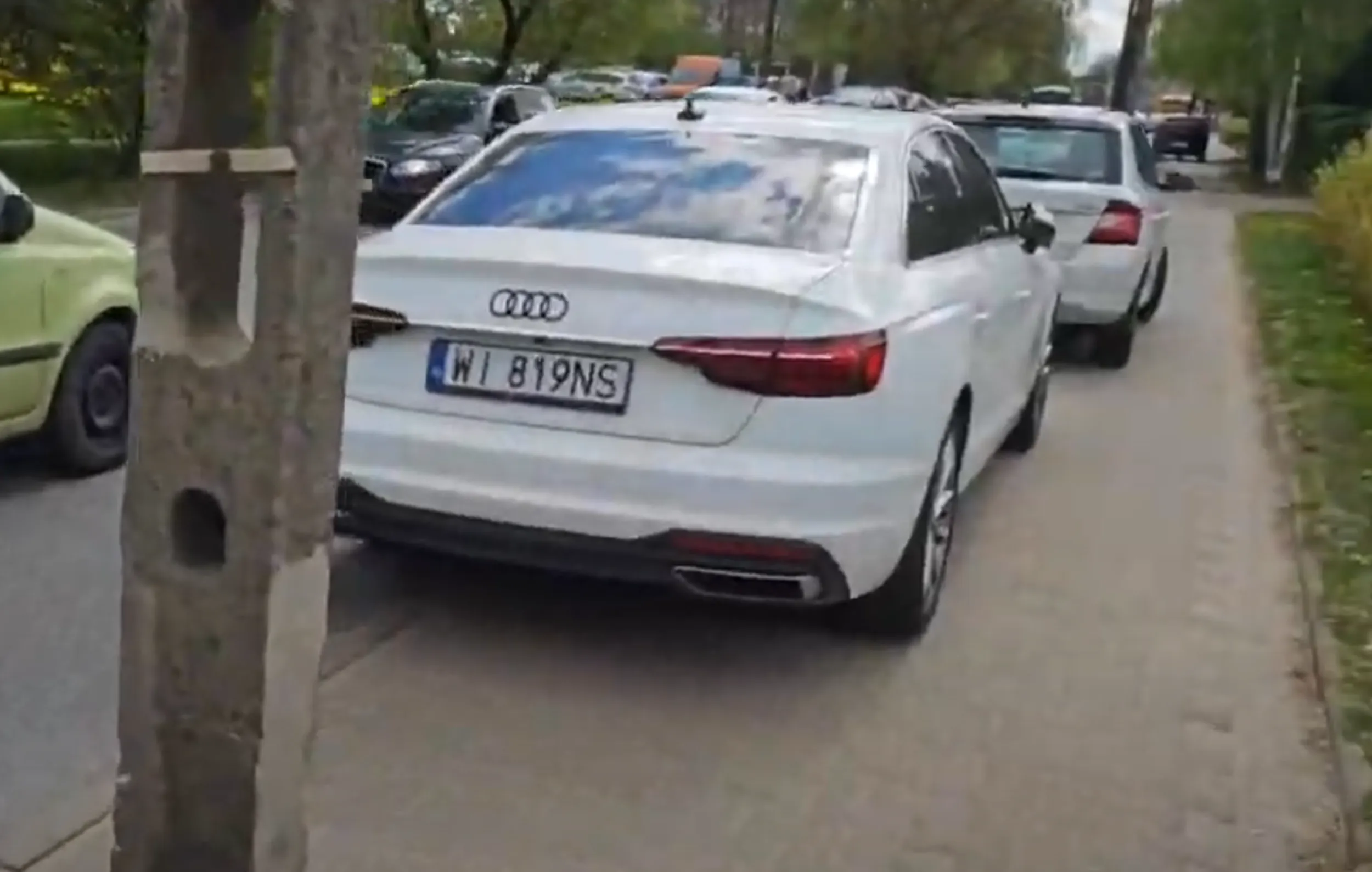 "Parkowanie" na chodniku.