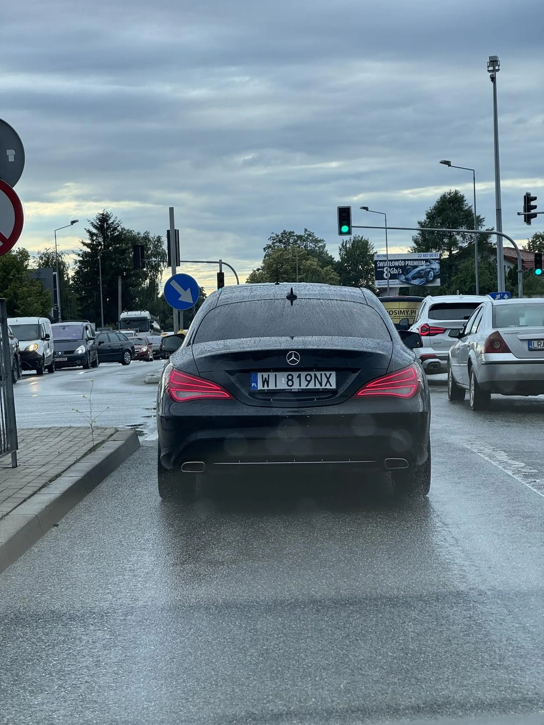 Typowy cwaniaczek jest typowy. Znajomości używania kierunkowskazów oczywiście brak.