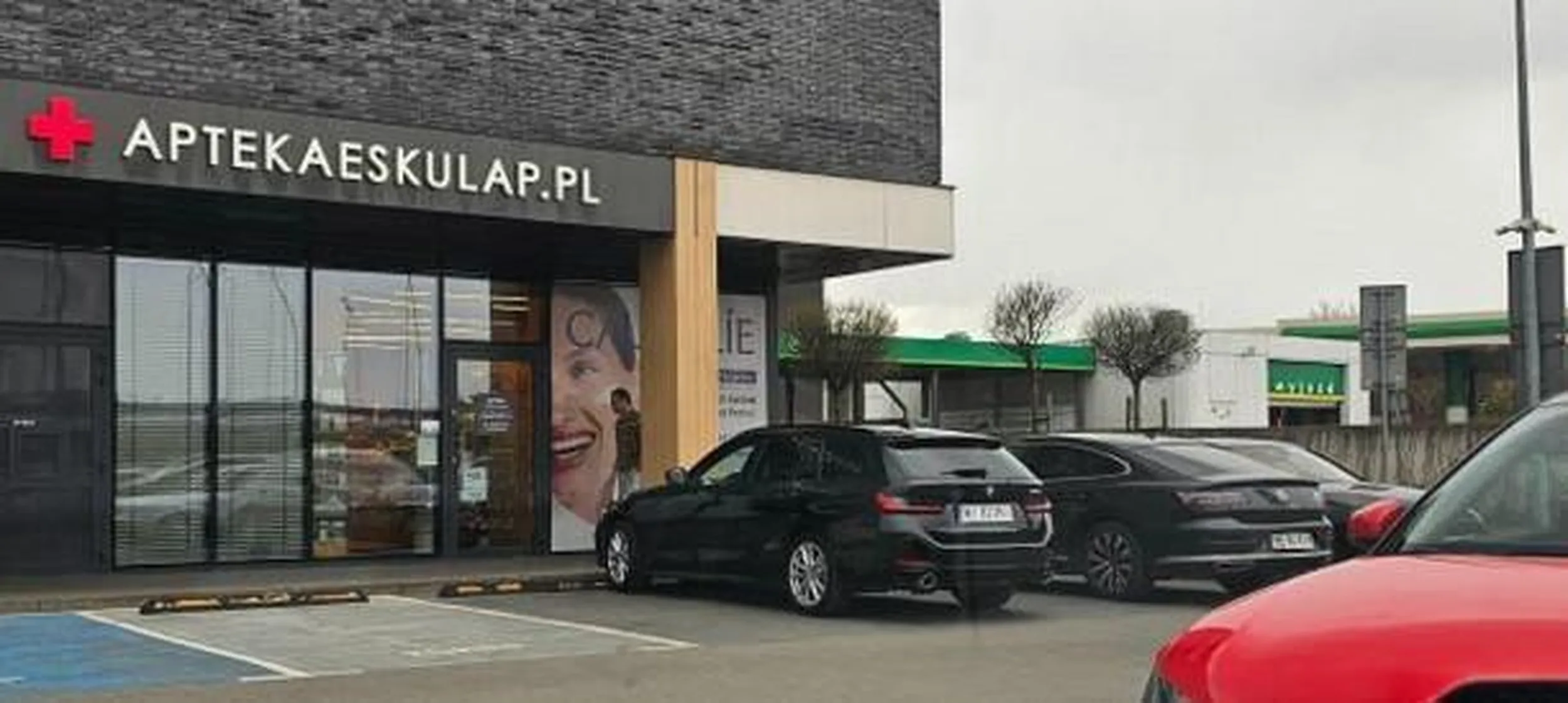 głąb jednym samochodem zastawił dwa miejsca