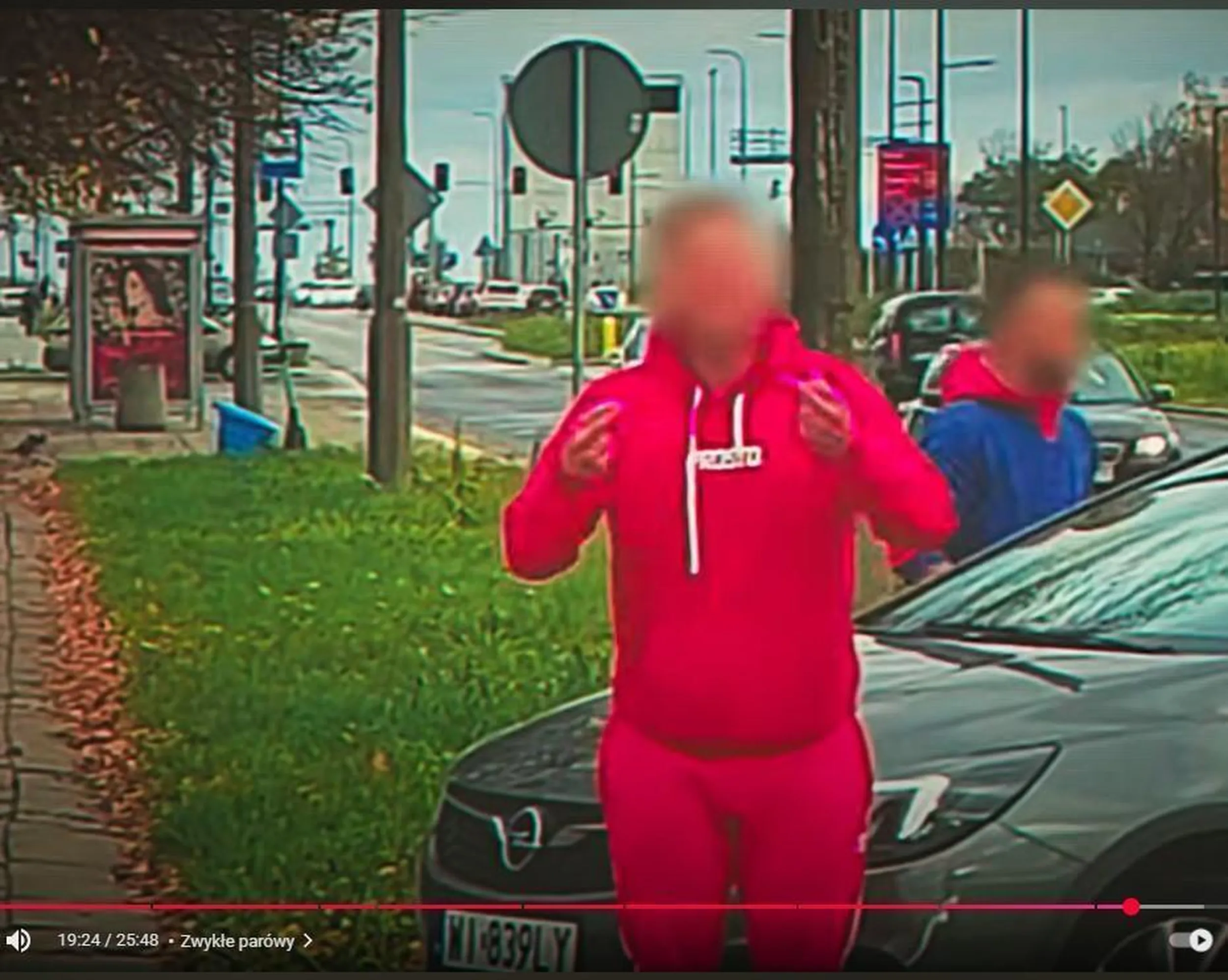 Parówa w wieśniackim dresiku. Rozjeżdża ludzi na chodniku. Jeździ po trawnikach. Agresywny, wulgarny i tępy knur. Trzymacie dzieci z daleka.