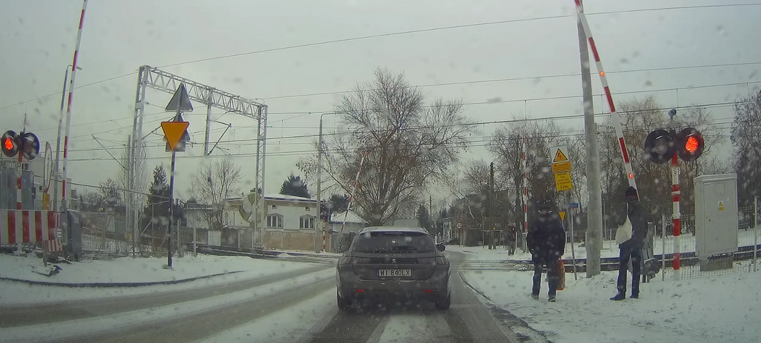 Rogatki niepodniesione, światła nadal się palą ale ameba się pakuje żeby za chwilę stać w korku. Wiesz ciulu że rogatki mogą opaść ponownie bo pociągi jeżdżą tam co chwilę? Może wróć na kurs, przy okazji dowiesz się co to są kierunkowskazy.