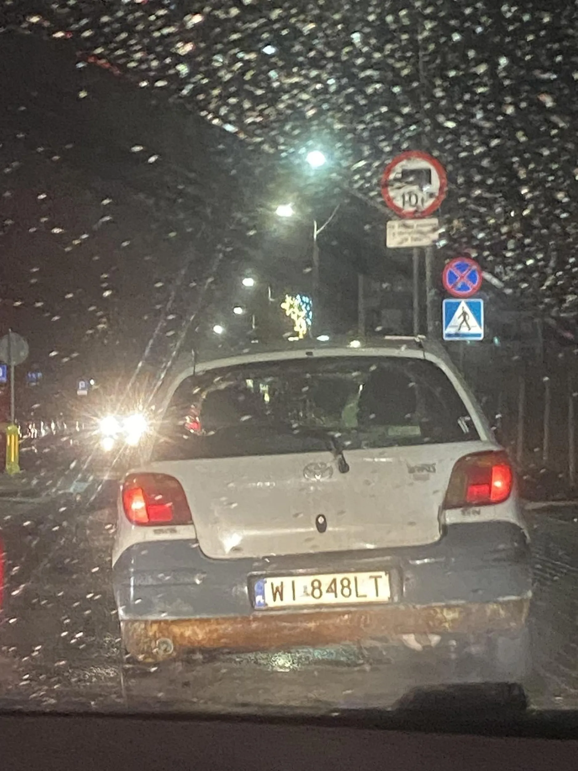 Pajac wjeżdżał na rondo z predkoscia 70-80/h tym gratem, nawet nie zamierzał się zatrzymać- mimo, że widział, że jestem na rondzie. Auto proponuje oddać na złom, bo zdatne do jazdy to nie jest.