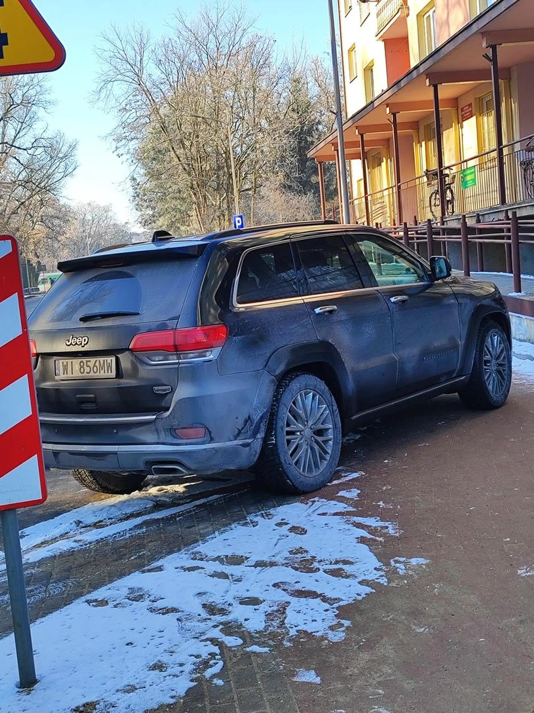 Myśli że chodnik to parking naucz się parkować