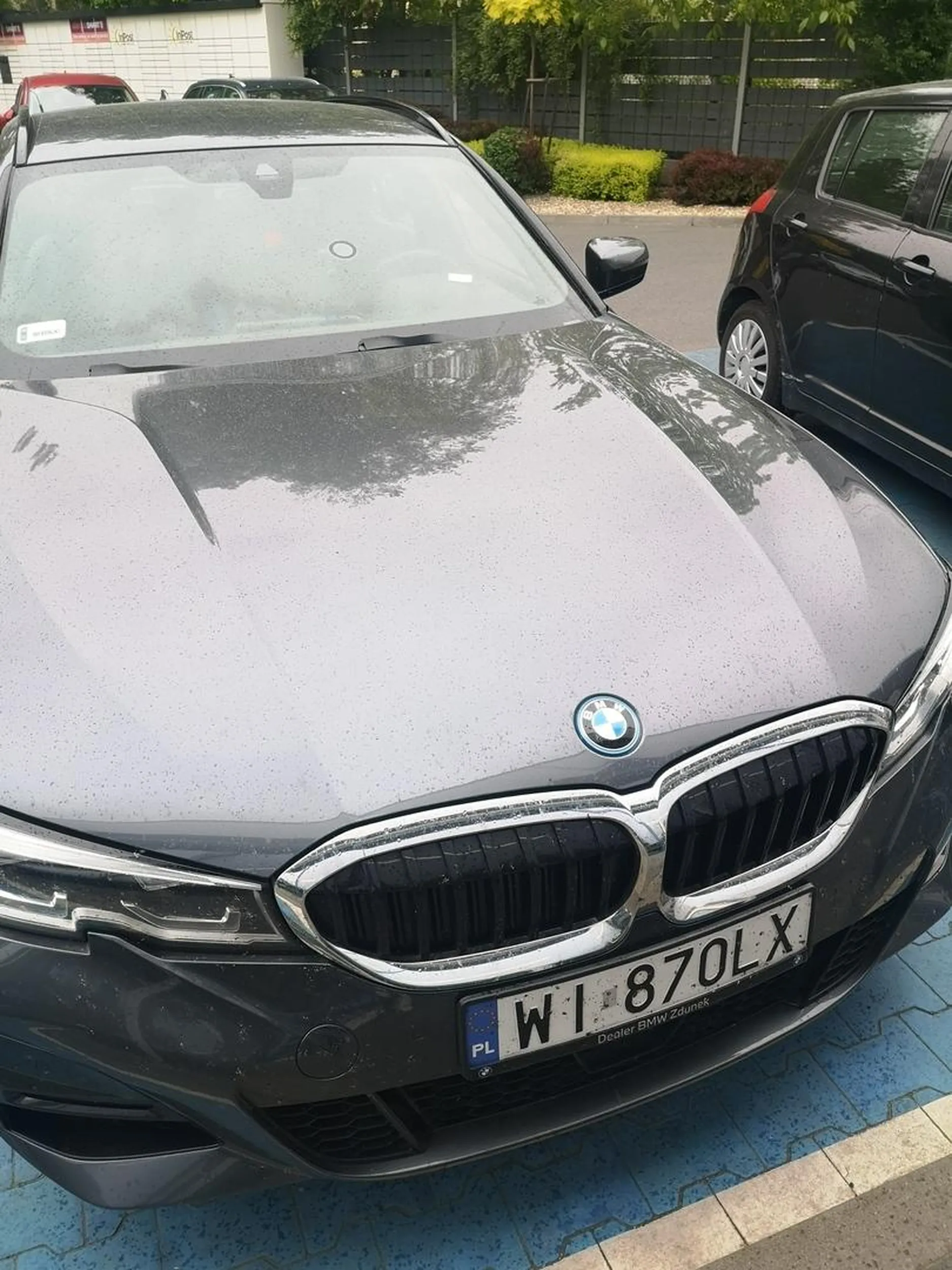 Pani kierowca poczuła się uprawniona do zajęcia miejsca parkingowego przeznaczonego dla osób z niepełnosprawnością, mimo braku uprawnień.