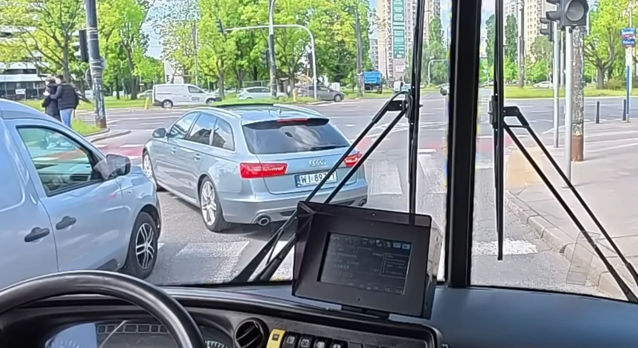 Kierowca tego starego A6 na spokojnie przejeżdża na czerwonym świetle oraz wpycha się z pasa do skrętu w prawo na pas jadący na wprost omijając korek. Brawo misiu, jesteś sławny w necie :)