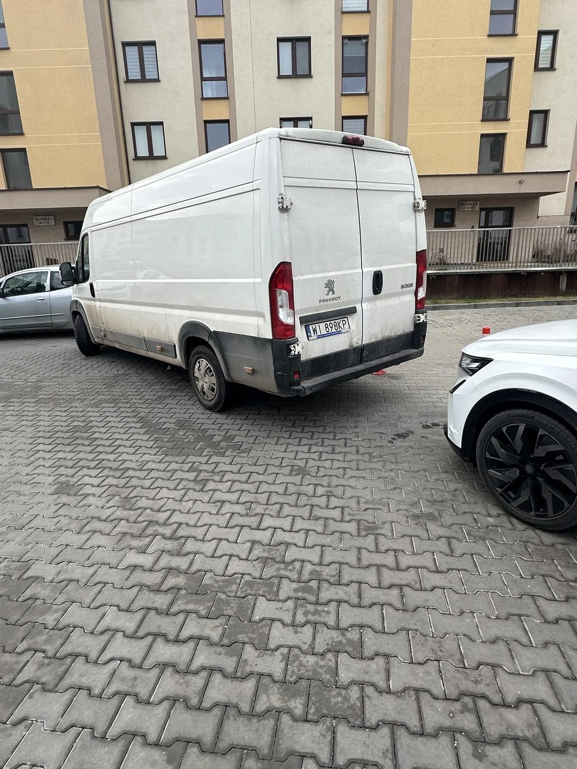 Kierowca z IQ pomidora, jakby mógł to by tu stanął ciągnikiem z naczepą, zablokował caly dostep do śmietnika dla służb