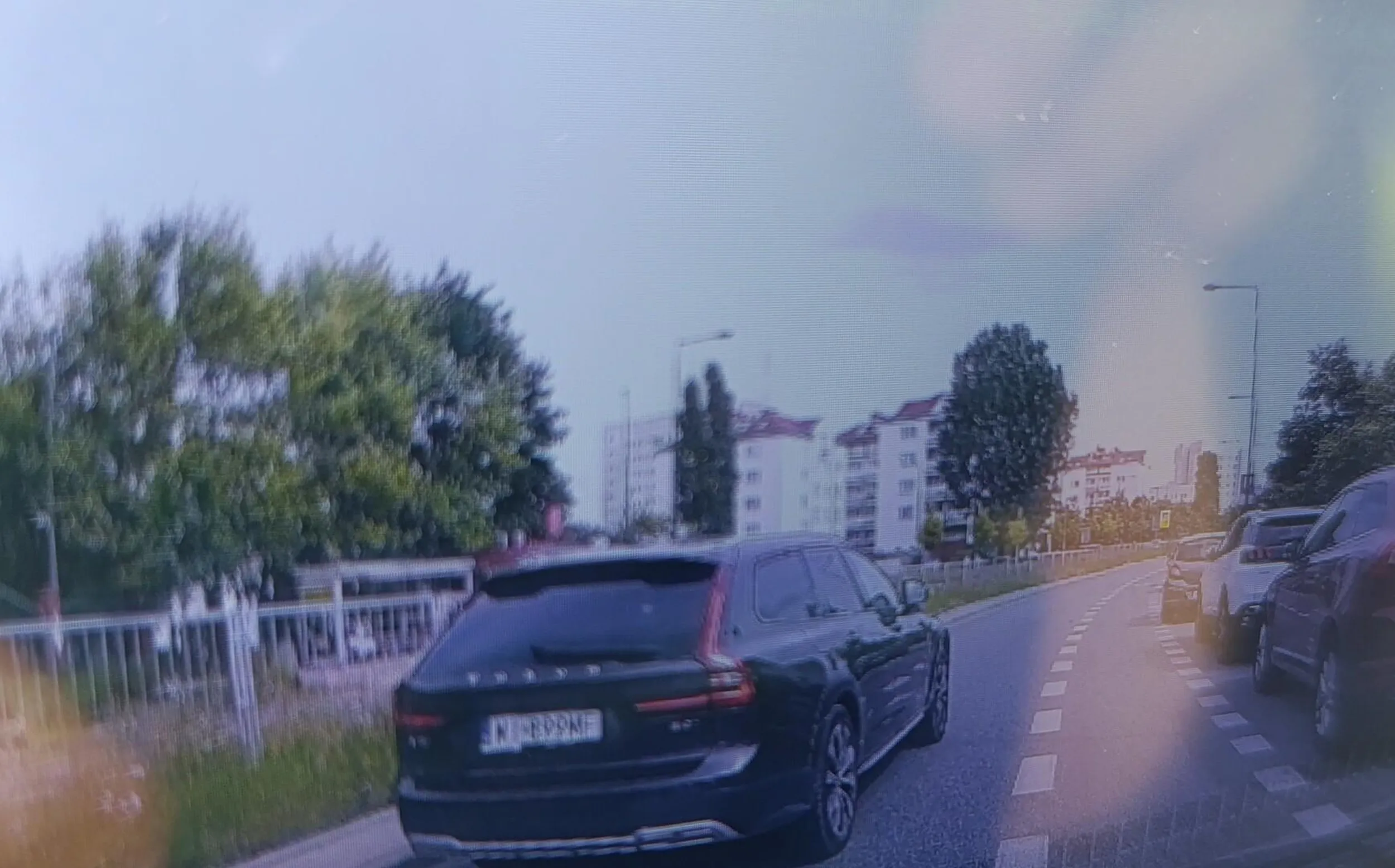 Jadę przed nim a on zamiast umożliwić zaparkowanie równoległe to prawie przytarł mi samochód. "Genialny kierowca" i wielki pan musi przecież być pierwszy i szybszy niż inni...