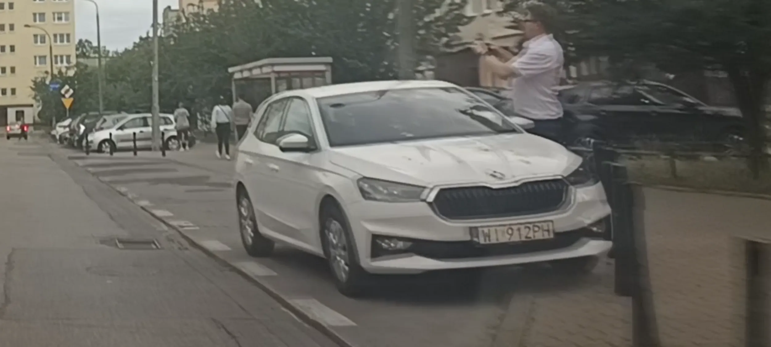 Nielegalne parkowanie w zatoce przystanku autobusowego