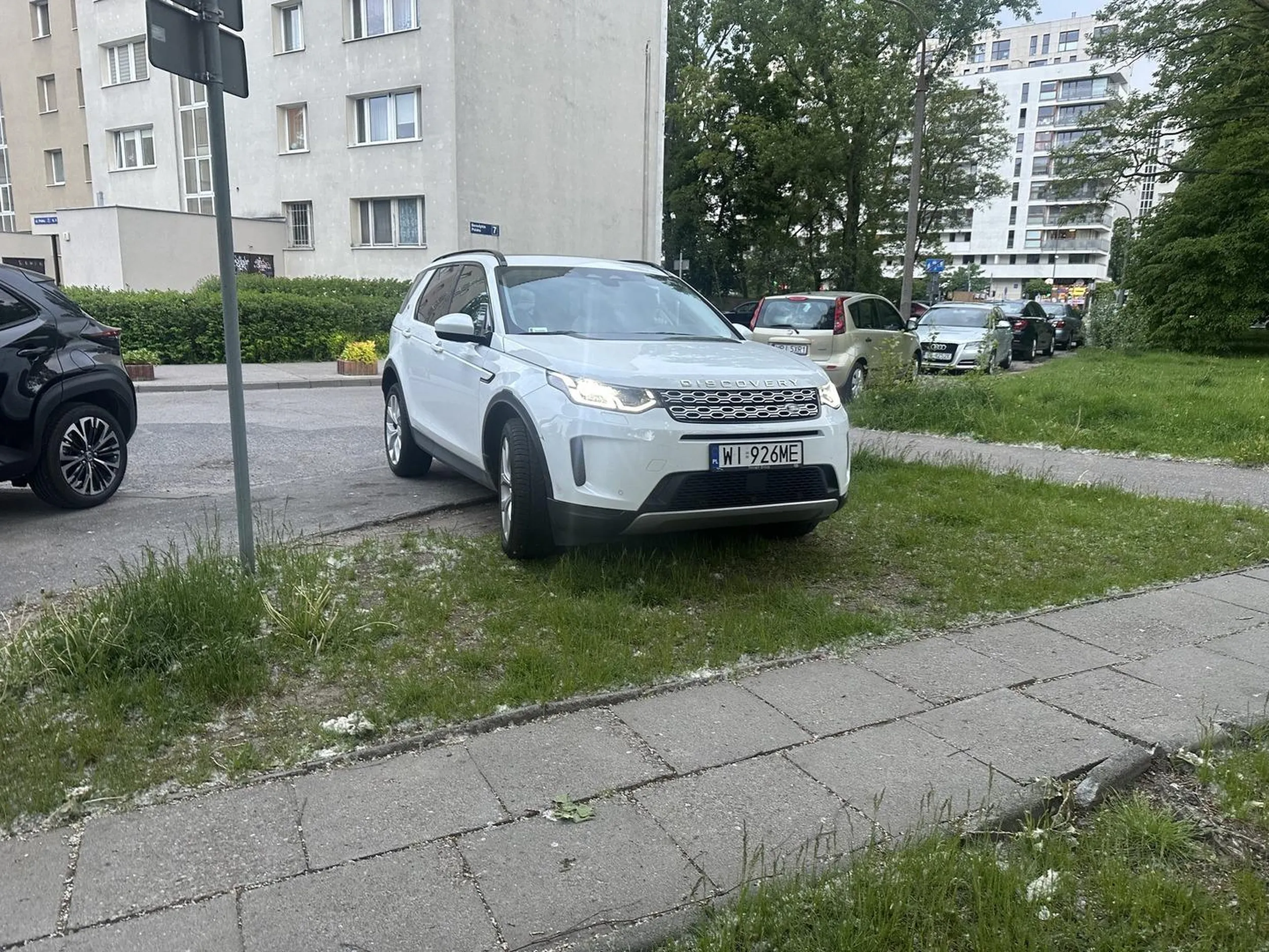 Agresywny typ. Parkuje na trawniku. Za zwrócenie uwagi wyskakuje i grozi.