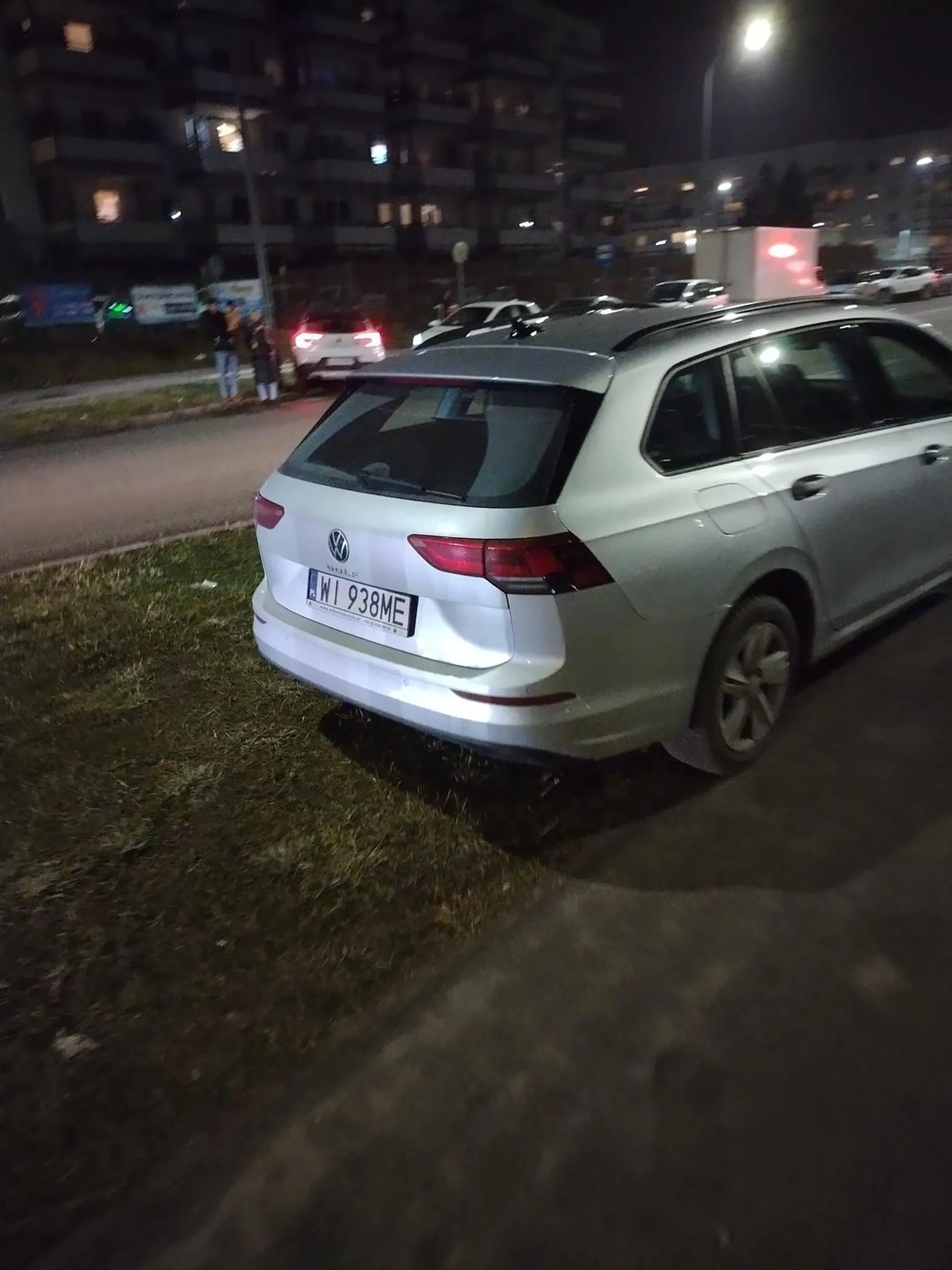 Ot miernota jeździ po chodniku i parkuje na trawniku. Pod szkołą i pokazuje jakim można być chamem życiowym!!!!