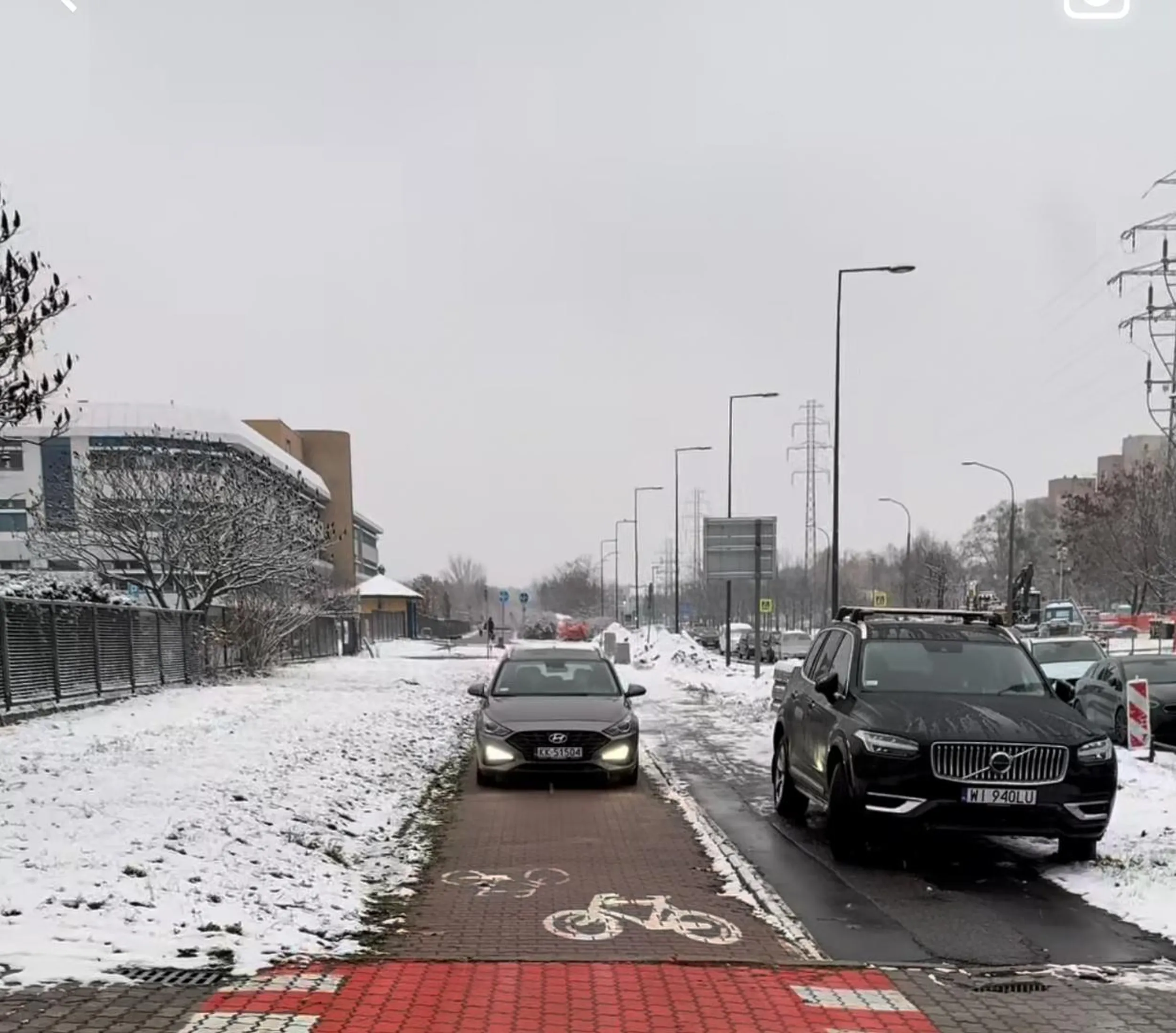 Chamie, nie jeździ się po chodniku i na nim nie parkuje! I won z miejskiej zieleni ?