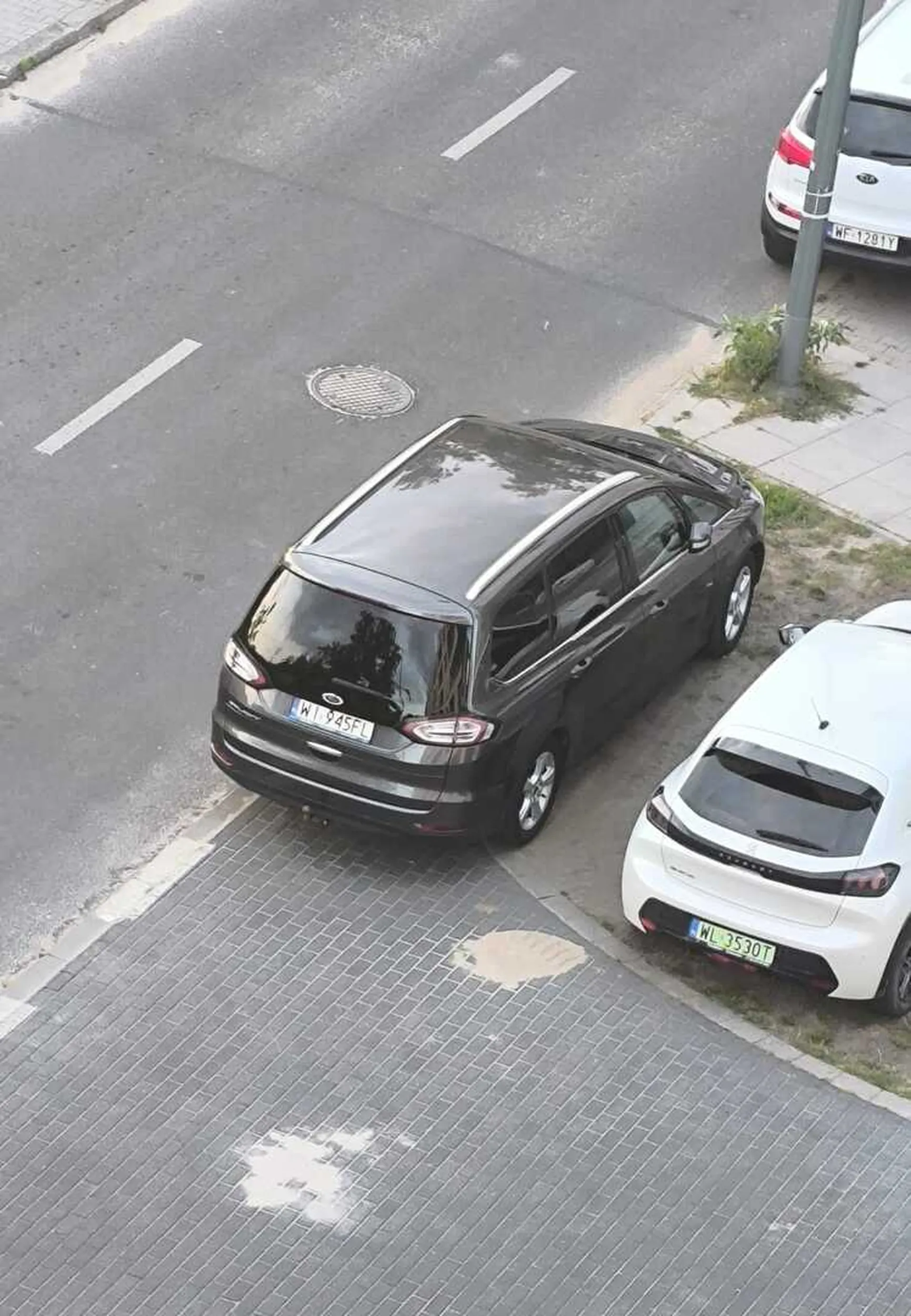 Parkowanie: - na terenach zielonych (art. 144 Kodeksu wykroczeń), - w odległości mniejszej niż 10 m od przejścia dla pieszych (art. 49 ust. 1 pkt 1 ustawy Prawo o ruchu drogowym, w zw. z art. 97 Kodeksu wykroczeń).