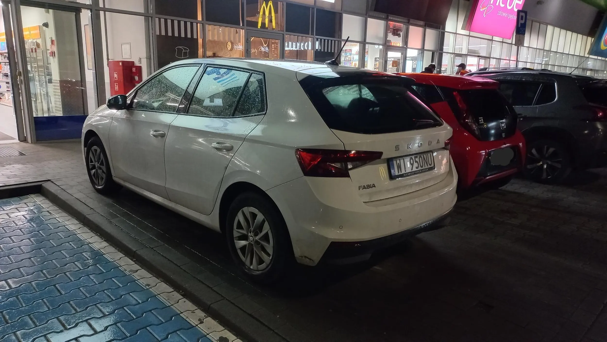 Parkowanie idealnie na wejściu do sklepu i na chodniku. Robota 10/10, perfekcyjne zastawienie