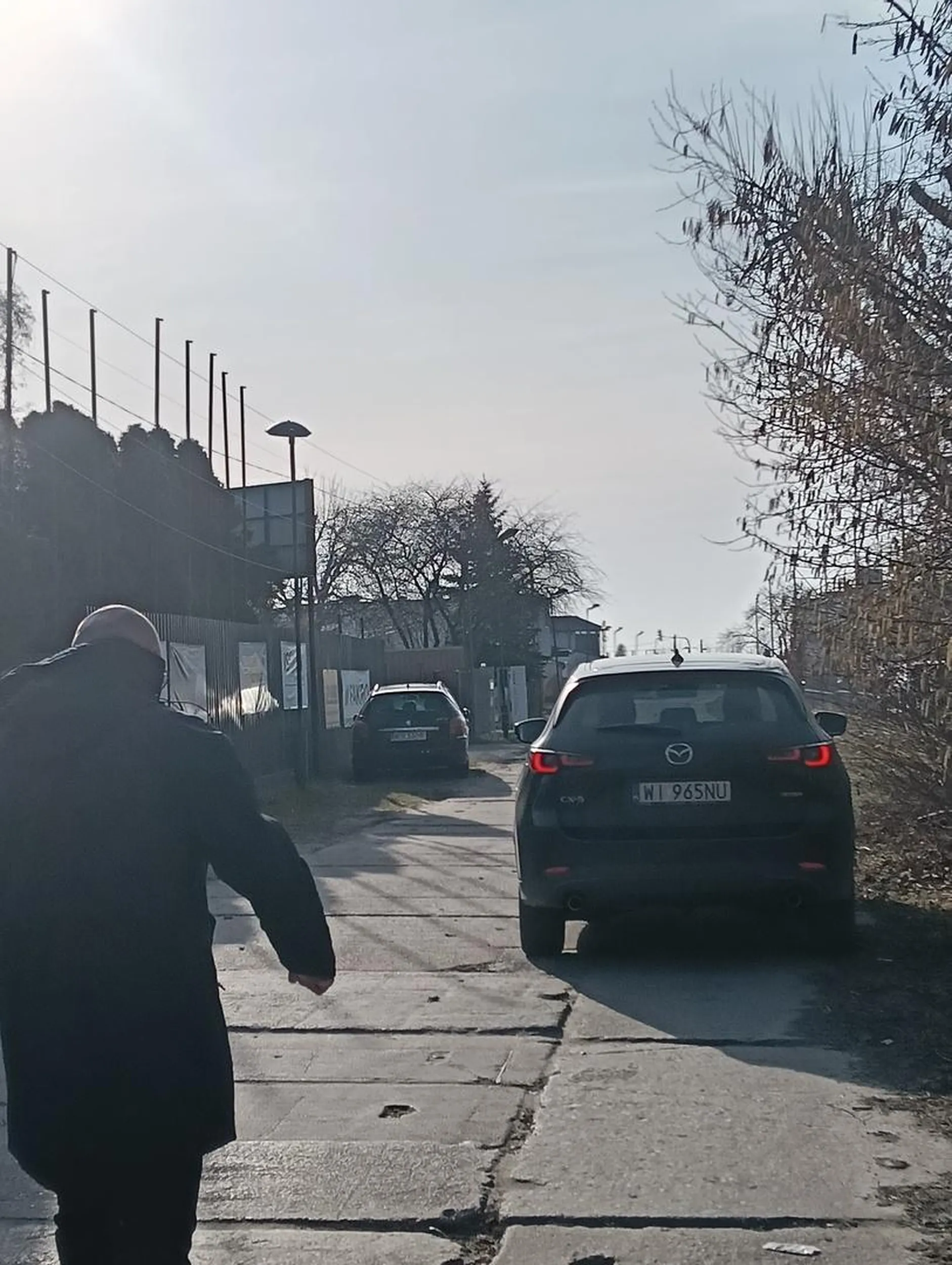 Agresywny, szuka zaczepki, grozi pobiciem i próbuje dokonać zaboru mienia. Nie umie używać sygnałów dźwiękowych. Uważał bym na niego