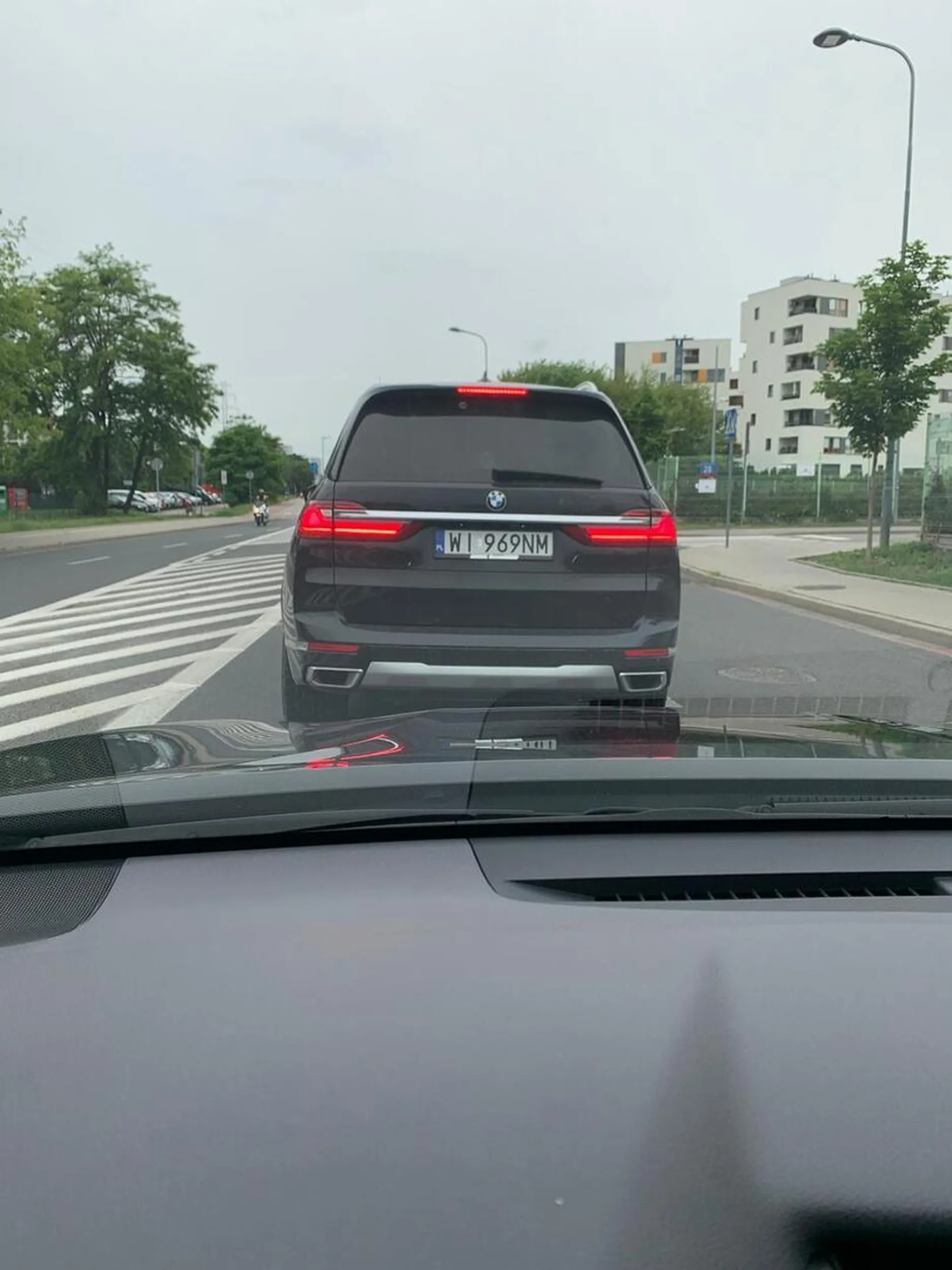 Kowboj na Pradze ul. Jana Nowaka Jezioranskiego blokuje pas ruchu i głosi swoje interpretacje przepisów, szczękościsk wskazuje na duże emocje lub natężenie substancji psychoaktywnych. Uparciuch, stał tak 10 minut. Proszę uważać bo wymowa wskazywała na duże problemy natury psychicznej.