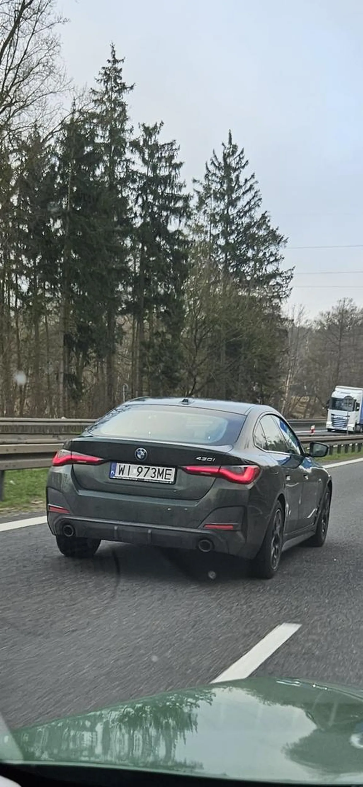 cymbał w BMW 430i, który w końcu zabije kogoś na drodze. Dzisiaj na autostradzie pod Szczecinem lecąc spokojnie ze 180km/h wyprzedził z prawej strony SUVa Mercedesa (tej jechał ok. 140) po czym zajechał mu drogę i wyhamował go co najmniej o połowę. Kiedy Merc chciał się schować za mną na prawym pasie, cymbalista w BMW chciał mu dodatkowo zajechać drogę,  przez co o mało nie zepchnął mnie z pasa. Zdarzenie miało miejsce 02.04.2025 około godziny 8:20. Oby ci korba wyszła bokiem, gamoniu.