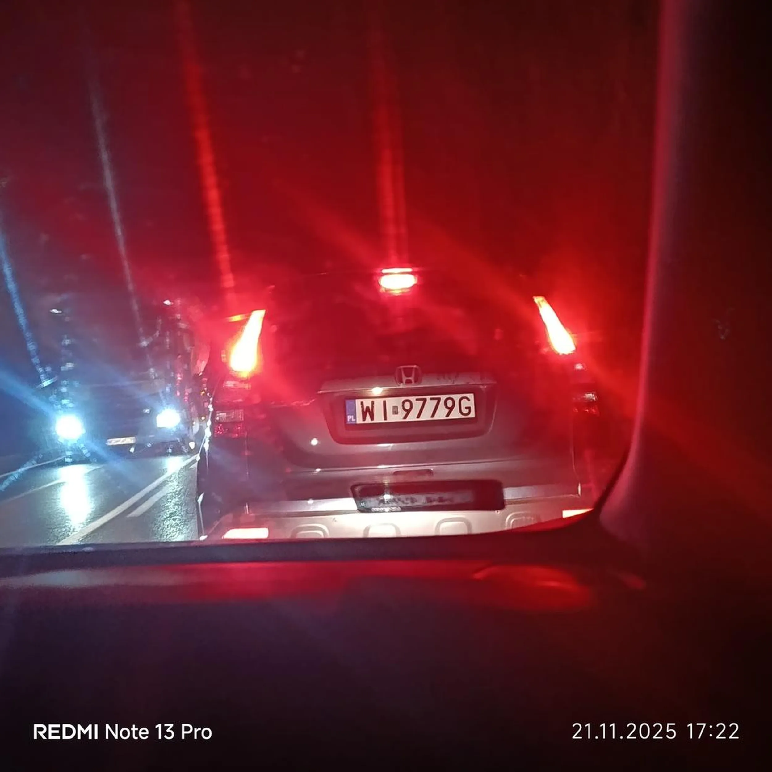 Nieładnie tak niedopałki papierosów wyrzucać Stary pecie