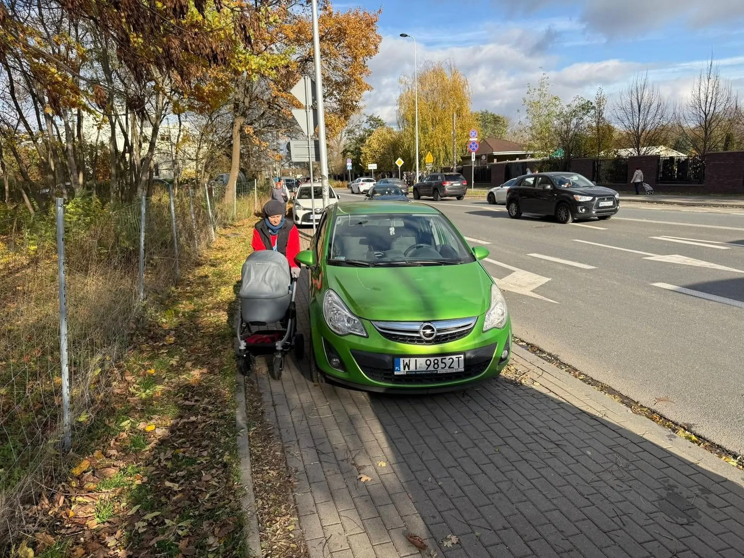 Brak słów, byle by zdążyć na cmentarzu, pokazanie znienawidzonej rodzinie znicza na grobie przodka jako pierwszy, ważniejsze niż życie codzienne z żywymi