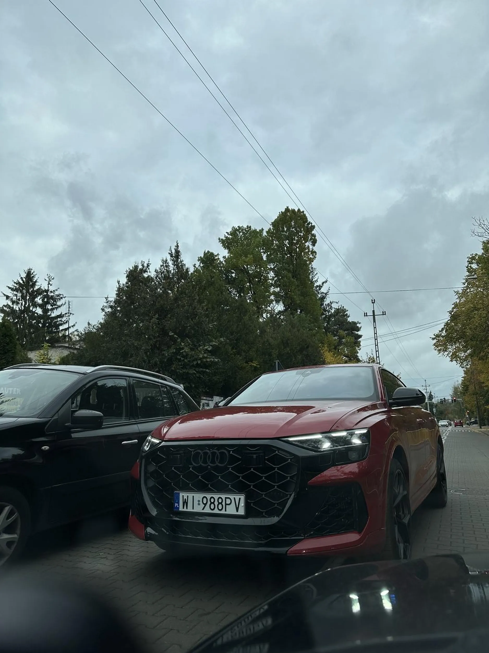 nie pozdrawiam blondynki która jezdzi audi z tymi numerami  nie dosc ze samochód wielki a mala uliczka to wymaga od wszytkich zeby ksieżniczce kazdy ustąpywa pierwszeństwa mimo ze stoi nie na swoim pasie