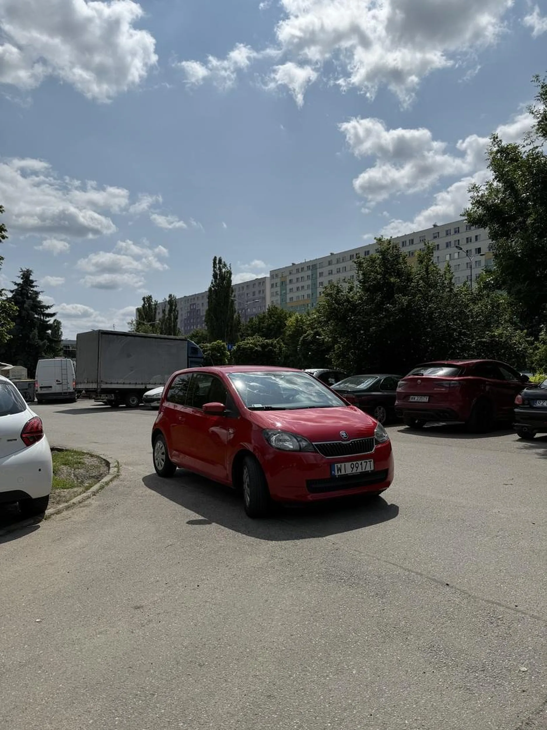 Nie ma to jak zaparkować na srodku zakrętu i uniemożliwić przejazd, gratuluję