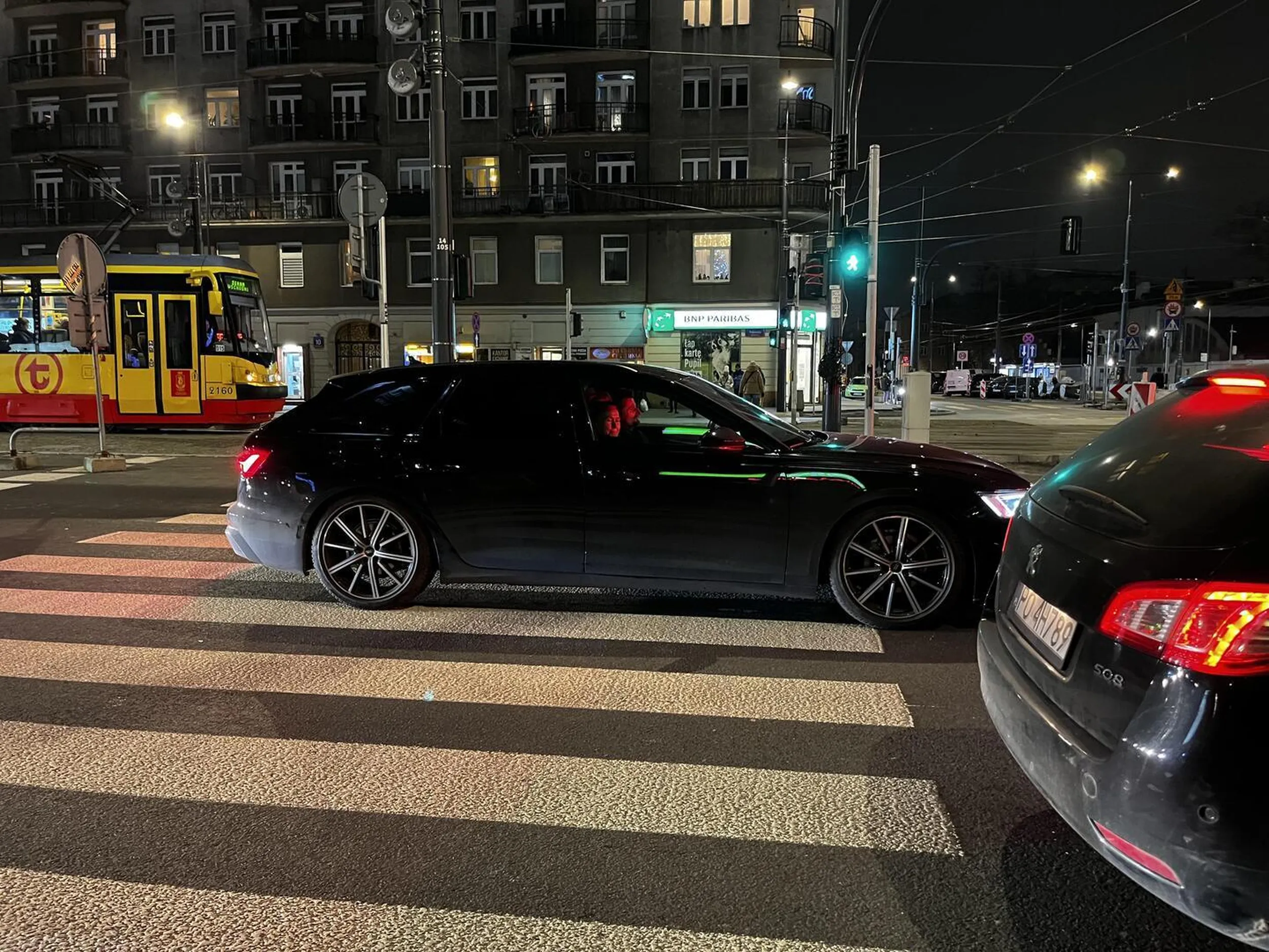 Nie ma kontynuacji jazdy ale i tak ma wszystkich gdzieś i wjeżdża sobie na skrzyżowanie blokując przejście