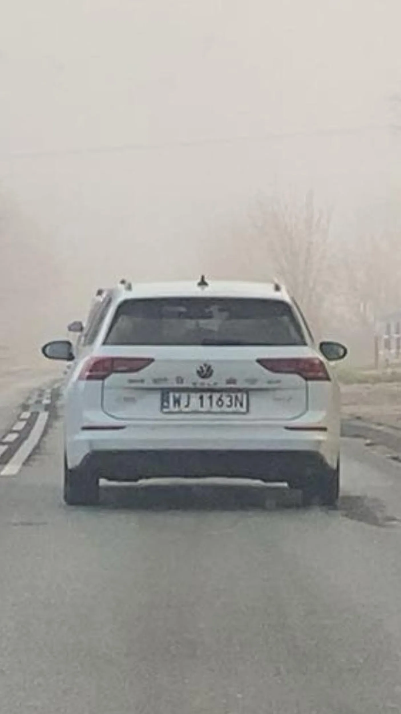 Jedzie hamuje jedzie hamuje a droga pusta. Jeździ przy samej dupie.