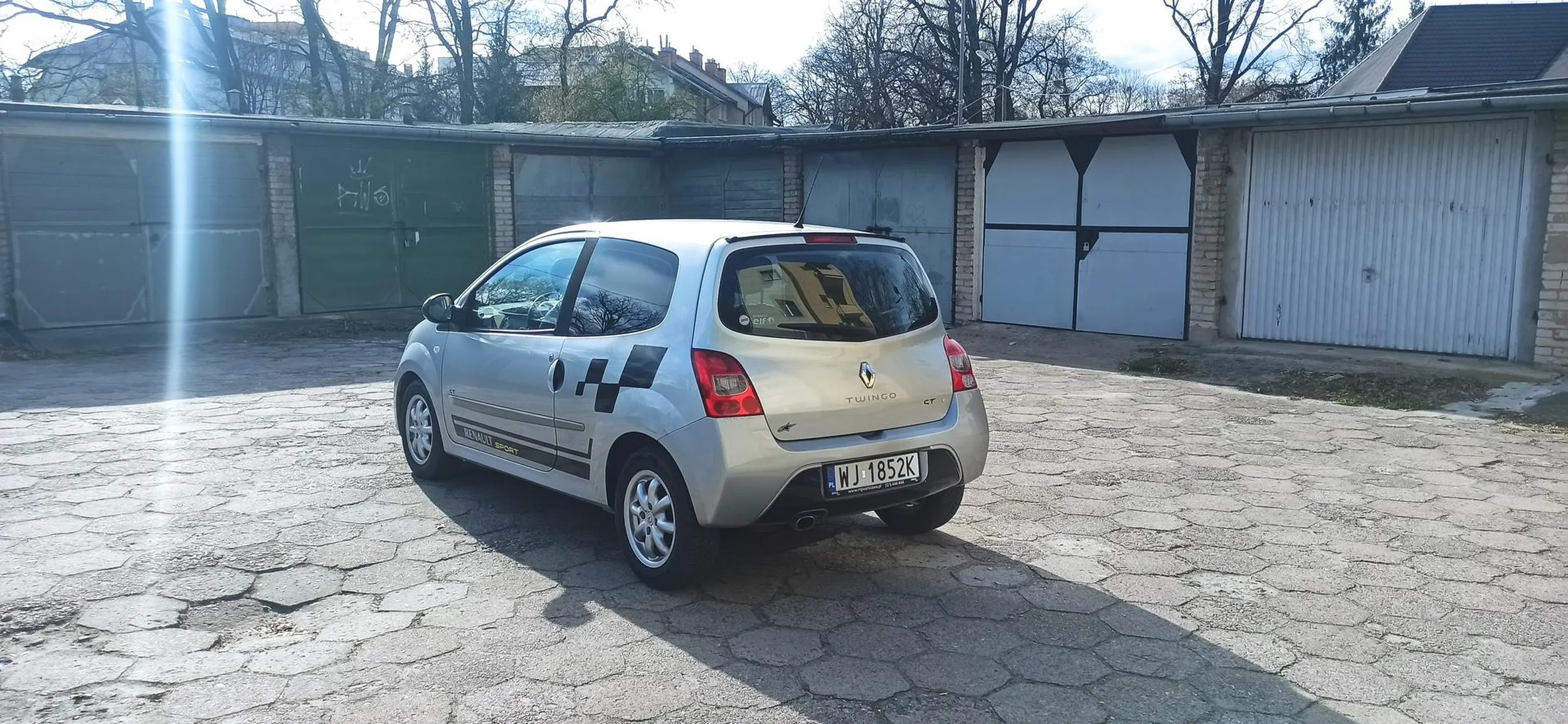 Nie parkuje się pomiędzy garażami w miejscu utrudniającym wyjazd
