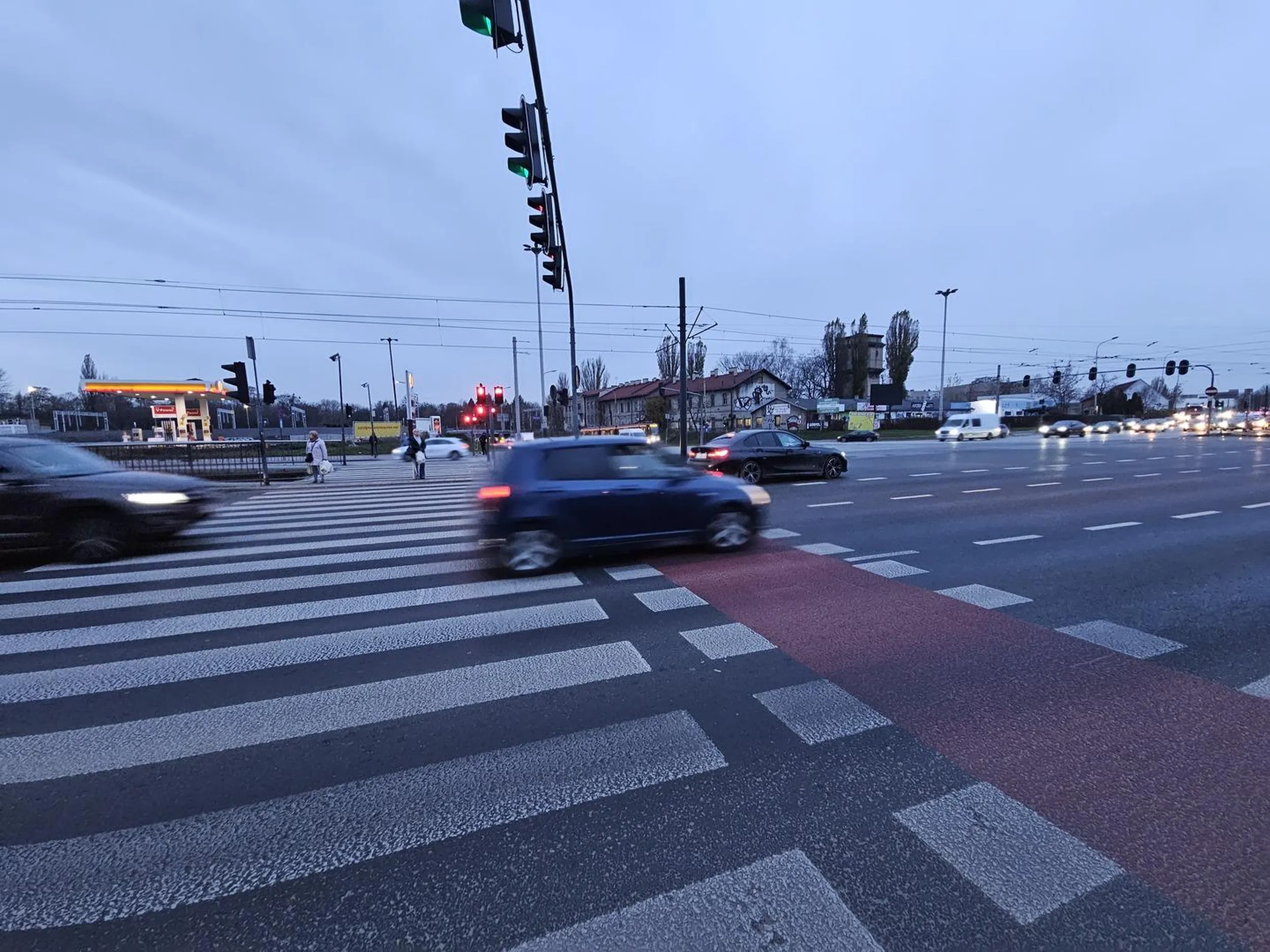 Imbecyl chciał pasem do jazdy na wprost wyprzedzić pas do lewoskrętu, przez co zablokował środkowy pas i stanął na środku skrzyżowania