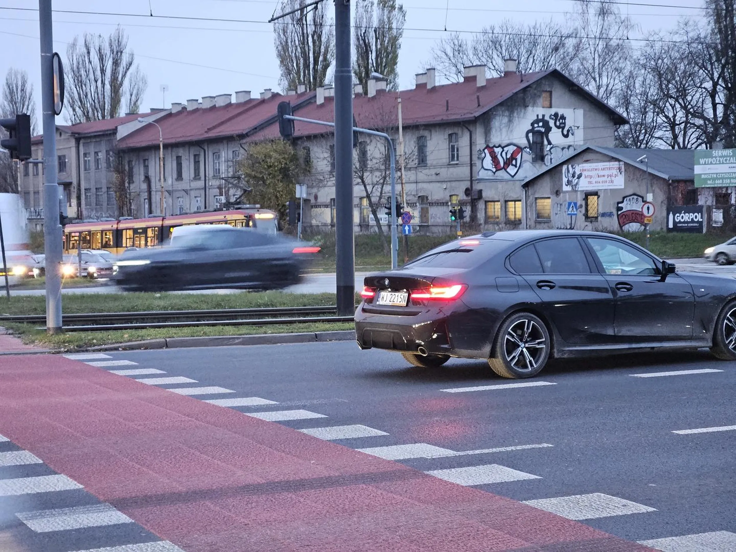 Imbecyl chciał pasem do jazdy na wprost wyprzedzić pas do lewoskrętu, przez co zablokował środkowy pas i stanął na środku skrzyżowania