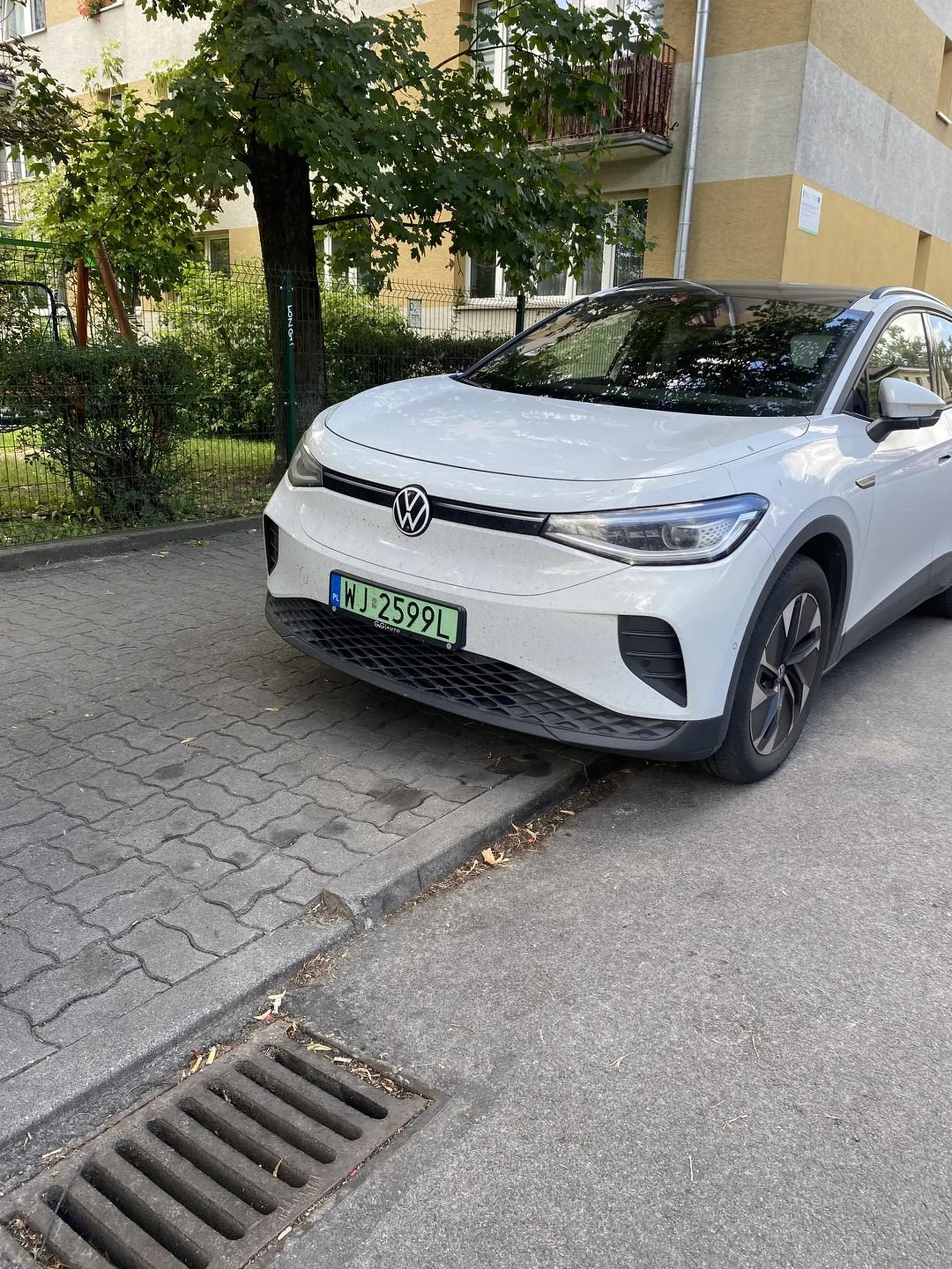 Gdy wjechałem na rondo ten przyspieszył i stworzył zagrożenie na drodze. Agresywny kierowca.