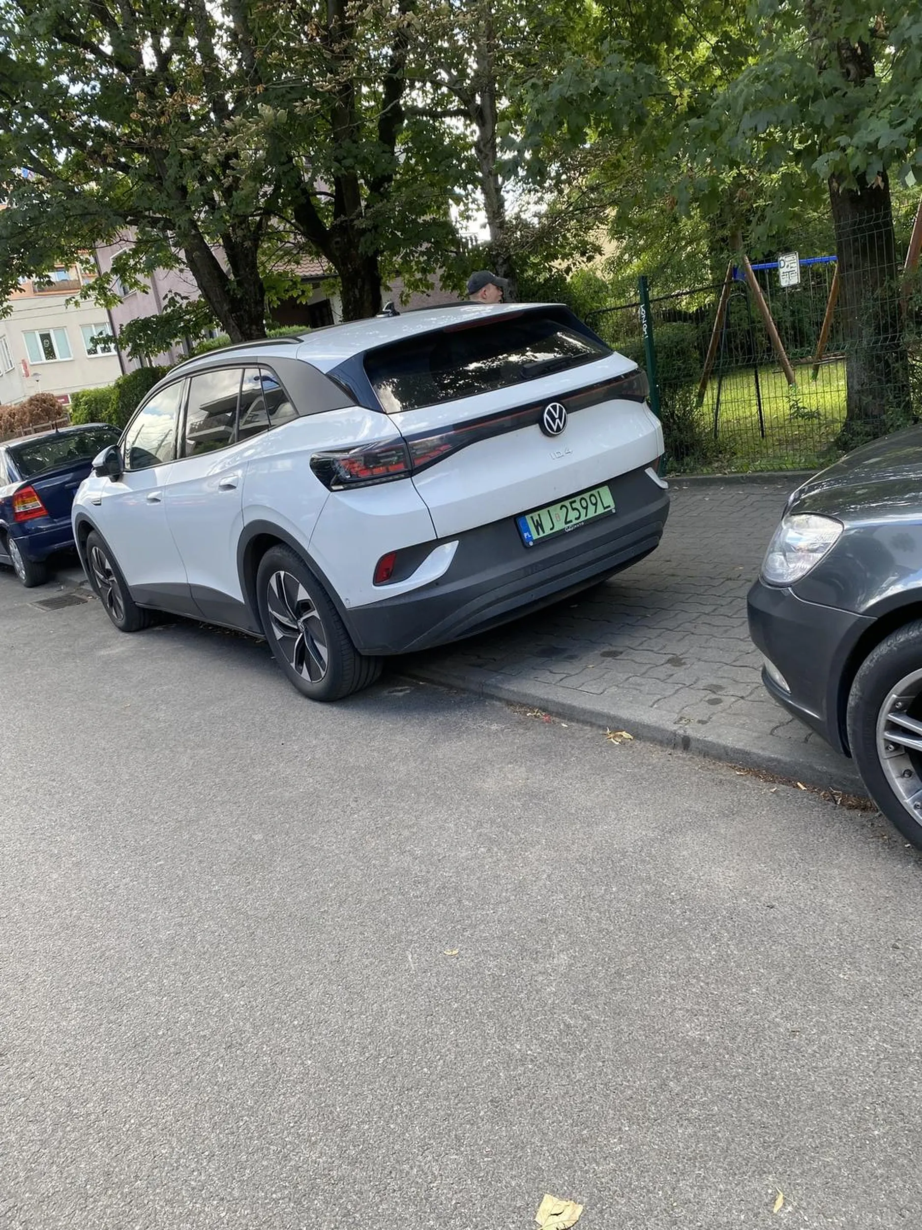 Gdy wjechałem na rondo ten przyspieszył i stworzył zagrożenie na drodze. Agresywny kierowca.