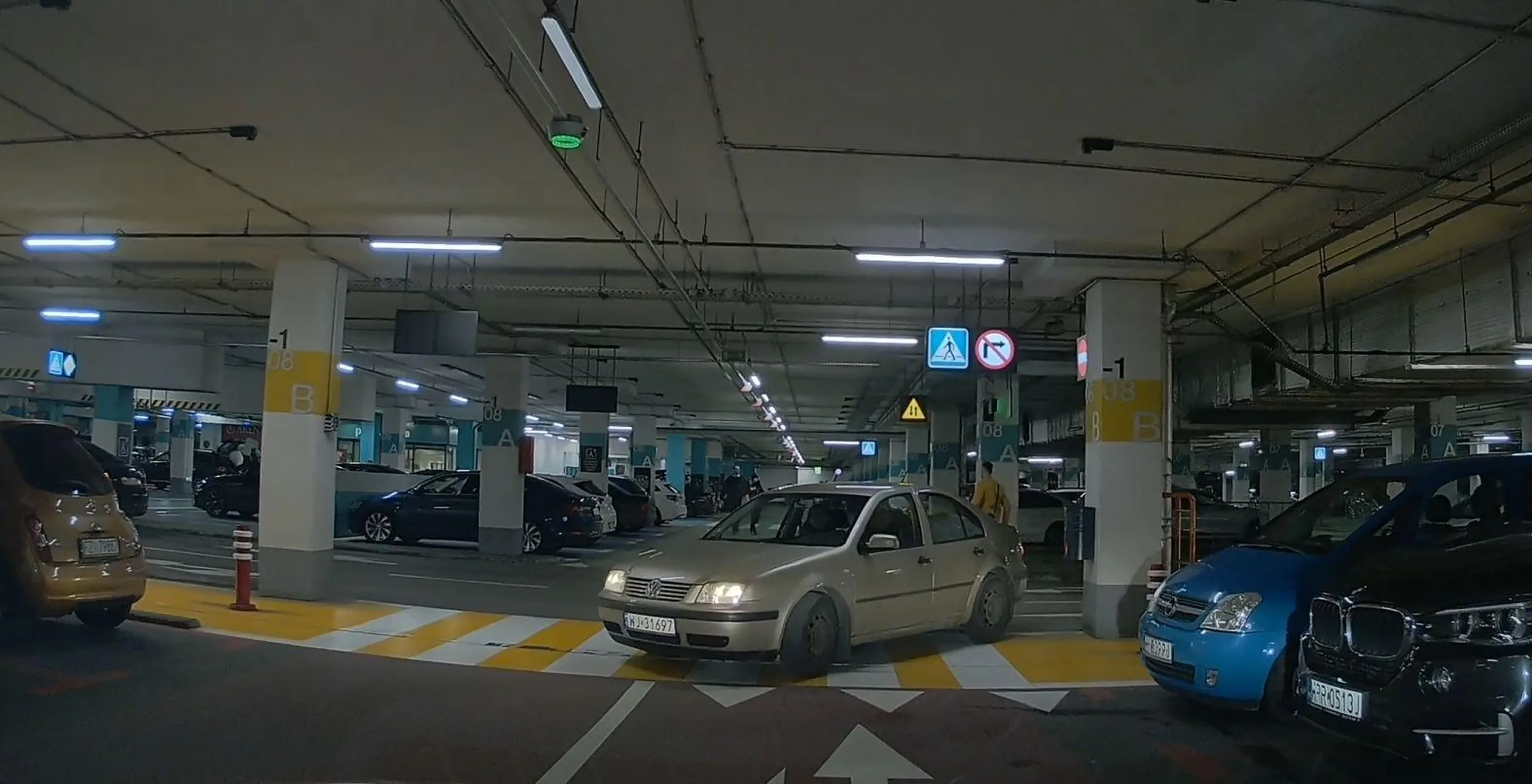 wariat który wpierdala się pod prąd ścinając przy skręcaniu