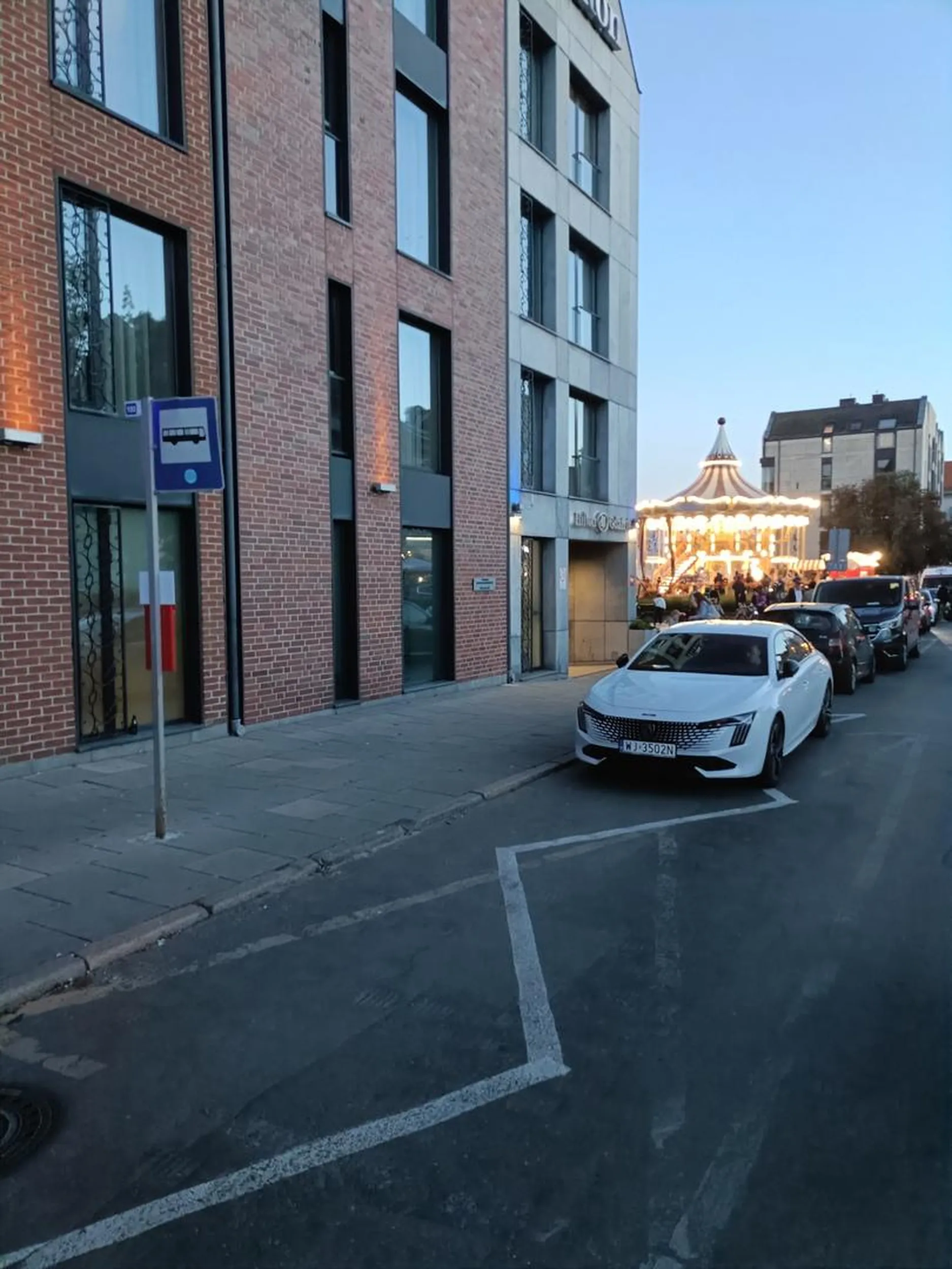 Niestety twór w jego głowie,który nazywa mózgiem nie podpowiedział mu, że nie wolno parkować na przystanku