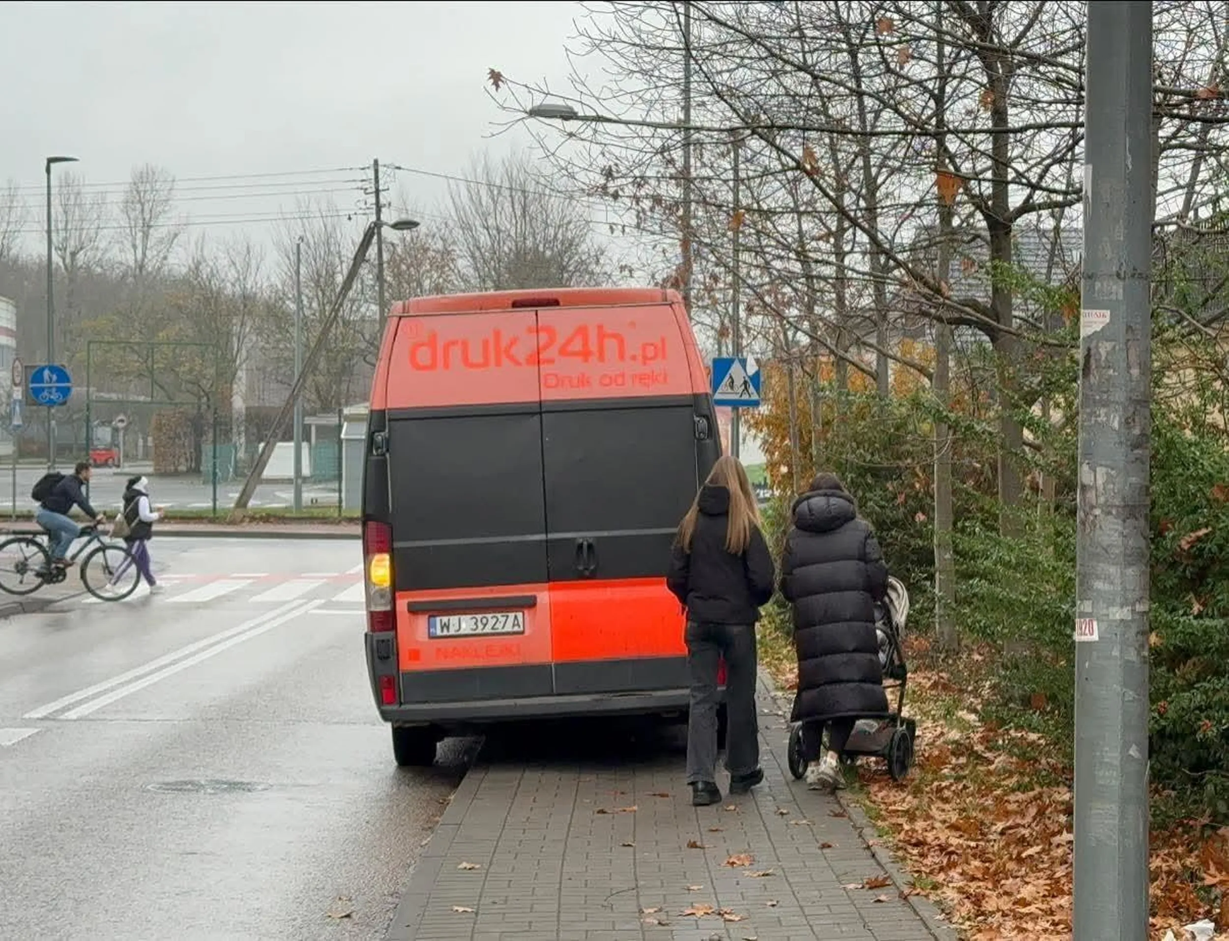 Samochód z reklamą druk24h.pl - Druk od ręki to najlepszy przykład, że slogan marketingowy nie zawsze idzie w parze z kulturą na drodze! ​Widok tego zaparkowanego samochodu jest absolutnie oburzający. Kierowca nie tylko zignorował podstawowe zasady bezpieczeństwa, stając bezpośrednio przed przejściem dla pieszych, ale też skutecznie zablokował chodnik i ścieżkę rowerową, zmuszając pieszych (w tym matkę z wózkiem!) do slalomu, a nawet wyjścia na ulicę. ​To karygodne zachowanie jest bezpośrednią wizytówką firmy "druk24h.pl". Zamiast zyskać pozytywną reklamę, firma ta z pewnością straci w oczach każdego, kto widzi to zdjęcie. W końcu, jeśli kierowca tak lekceważy przepisy i komfort innych ludzi, to jaką pewność mają klienci co do rzetelności i szacunku w obsłudze? ​Wygląda na to, że jedyne co jest tu załatwione "od ręki", to mandat i wizerunkowa wpadka.
