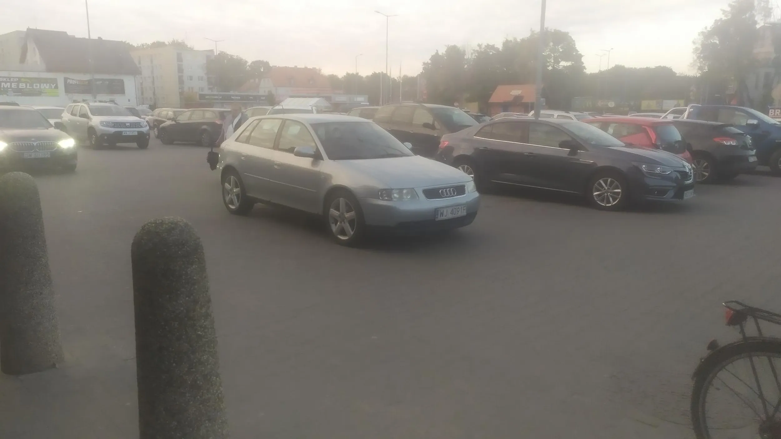 Centralnie na przejeździe