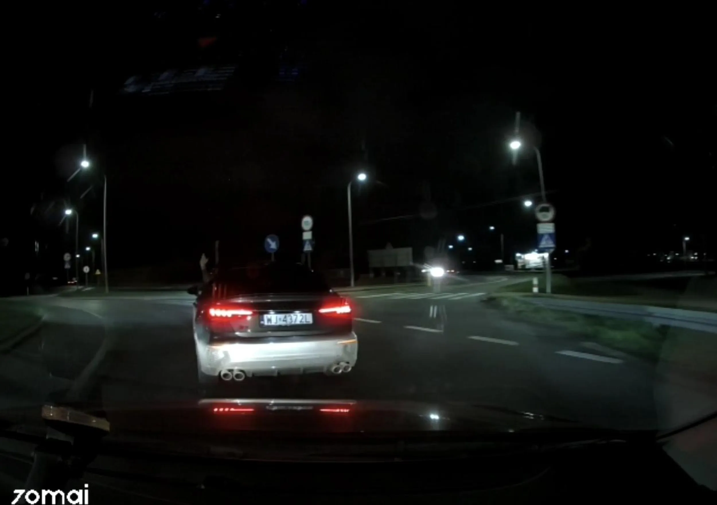 Zwykły burak, tamuje ruch jadąc 40km/h na 90. Upomniany długimi, pokazuje przez szybę że go ręką boli