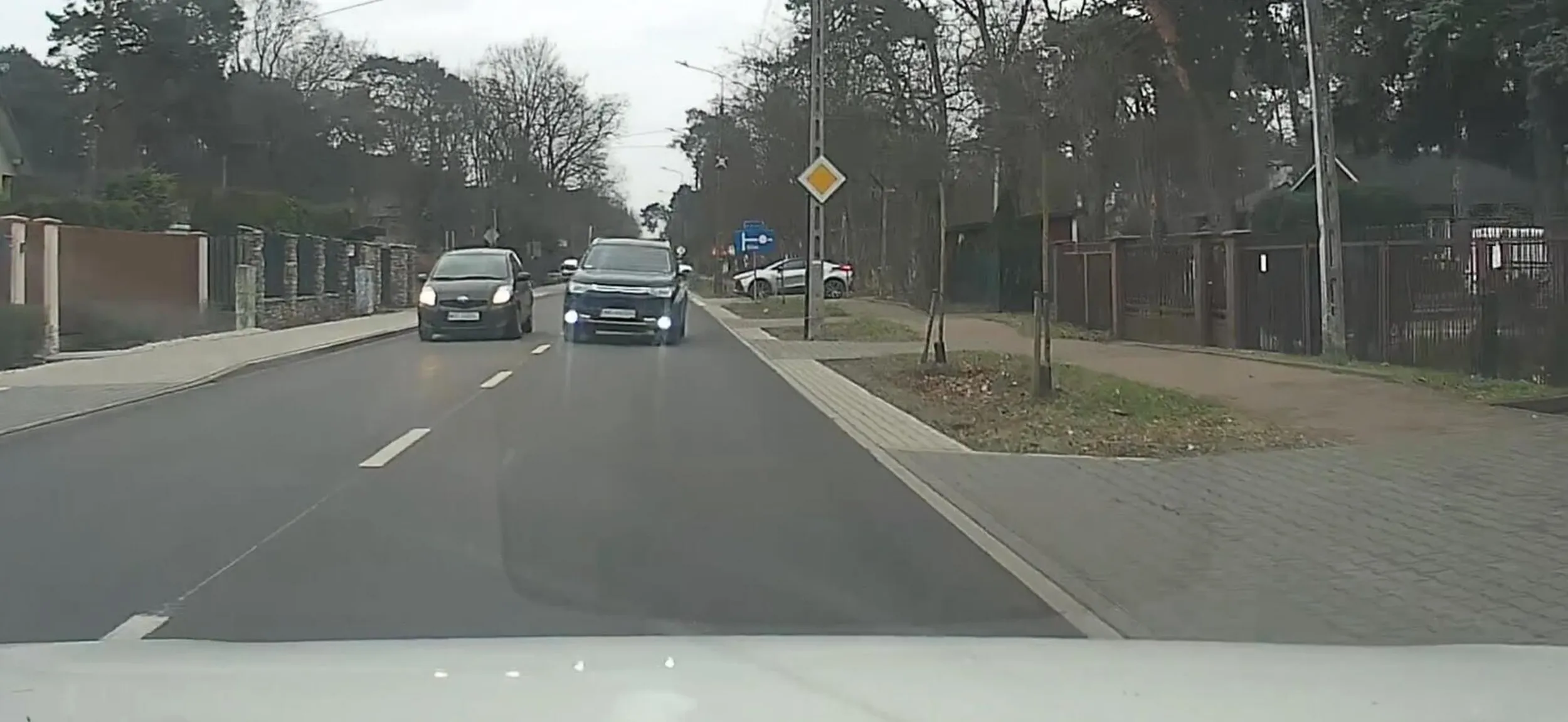 Polecam się upewnić czy przed zaczęciem wyprzedzania jest taka mozliwość. Dosłownie kilka cm zabrakło od kolizji.