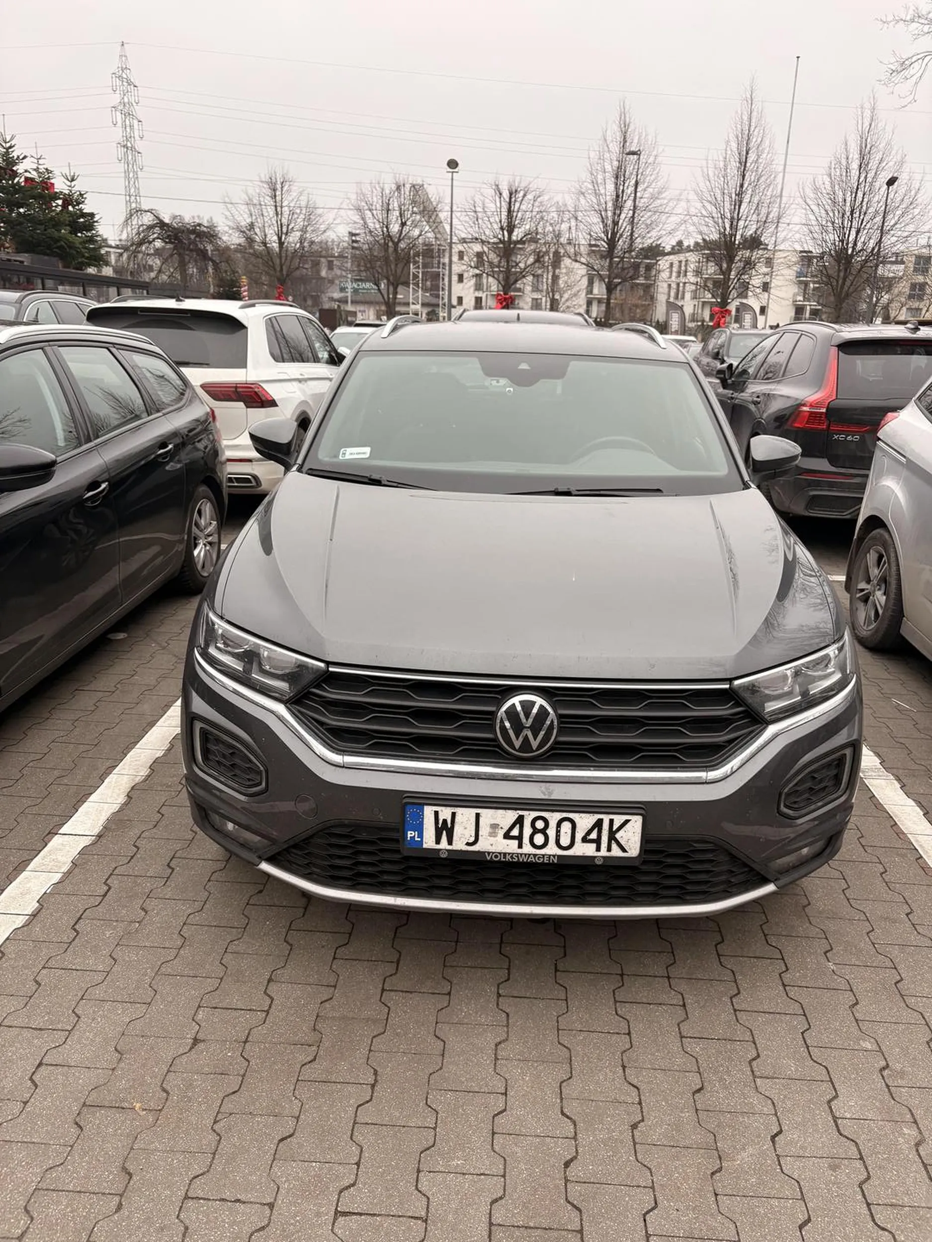 Niestety wjeżdżając na miejsce parkingowe pan z Vw wbił mi się przed maską z gestem środkowego palca potrącając prawie panią , która przechodziła a ja ją przepuszczałem :/ chamstwo po prostu
