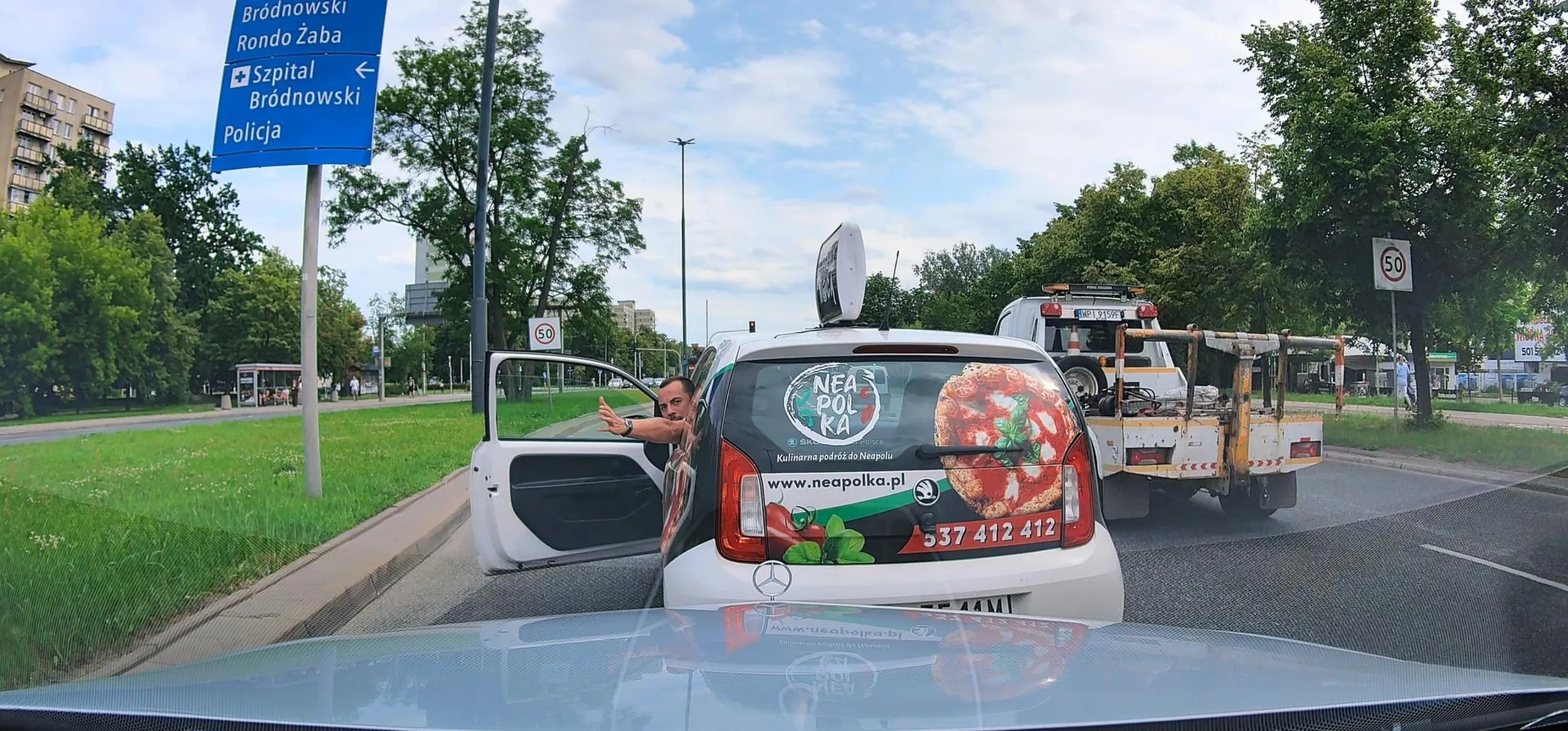Dostawca restauracji neapolka. Przecina linie ciągłą, zajeżdża drogę, gwałtownie hamuje bez powodu przed maską. Po użyciu klaksonu wychyla sie z samochodu, przeklina, zachowuje sie agresywnie.