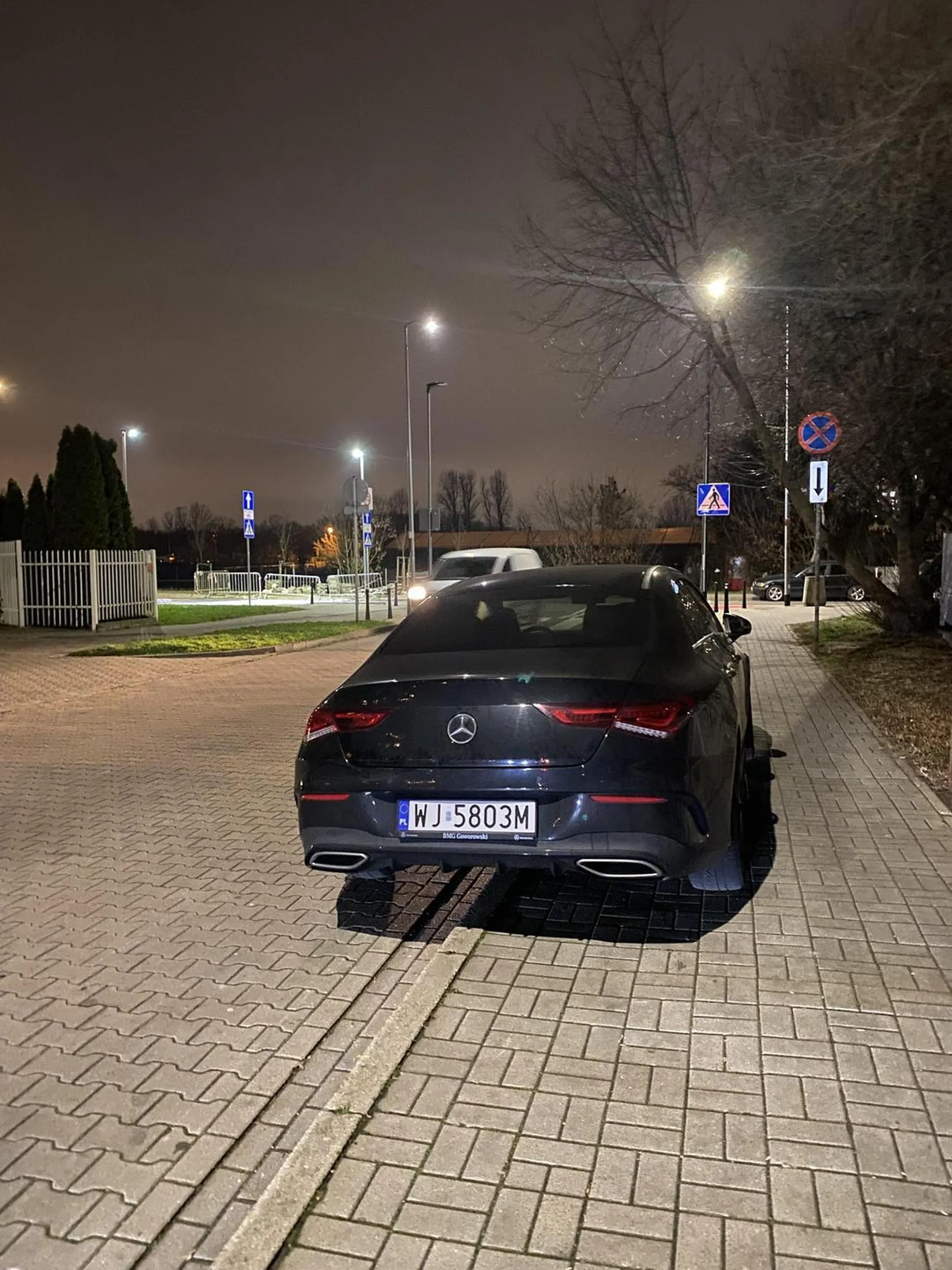 Następnym razem po prostu stan na jezdni, a nie blokuj chodnik.