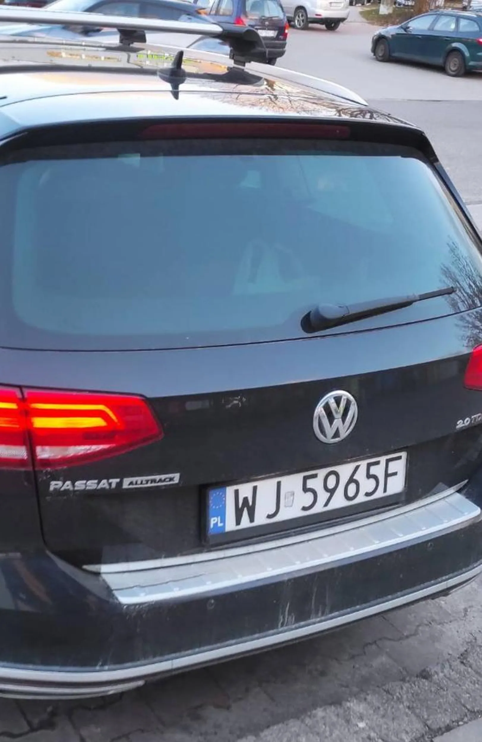 Uwaga cham jeździ po parkingach marketowych i obija auta.