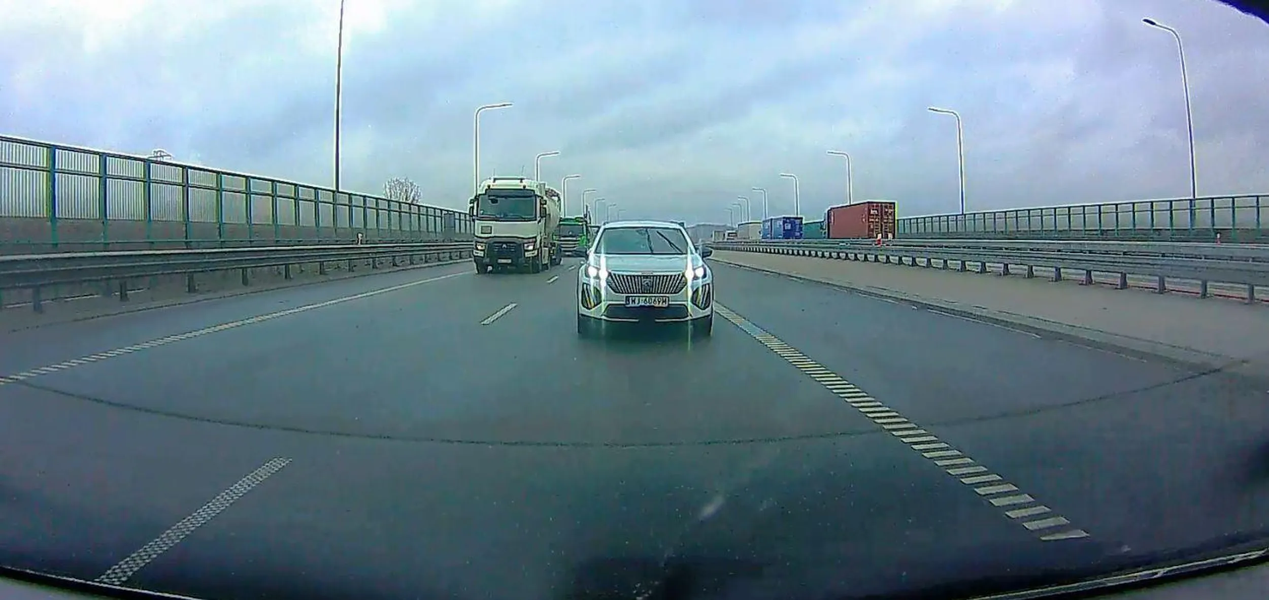 Wspaniała odległość na autostradzie, następnym razem po prostu wjedź mi w bagażnik.