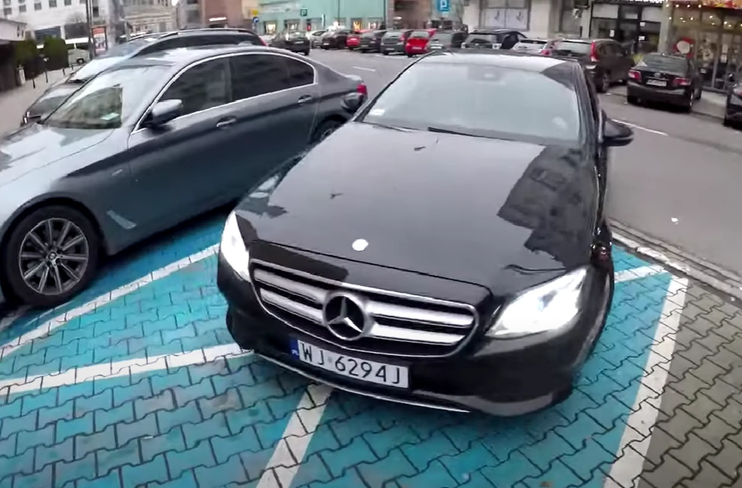 Parkuje na miejscach dla niepełnosprawnych