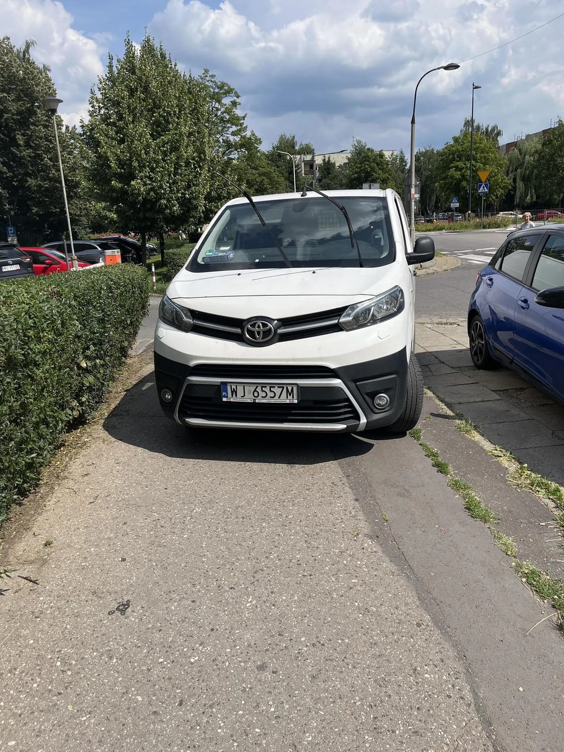 Nie umie parkowac i stoi tak od rana cham